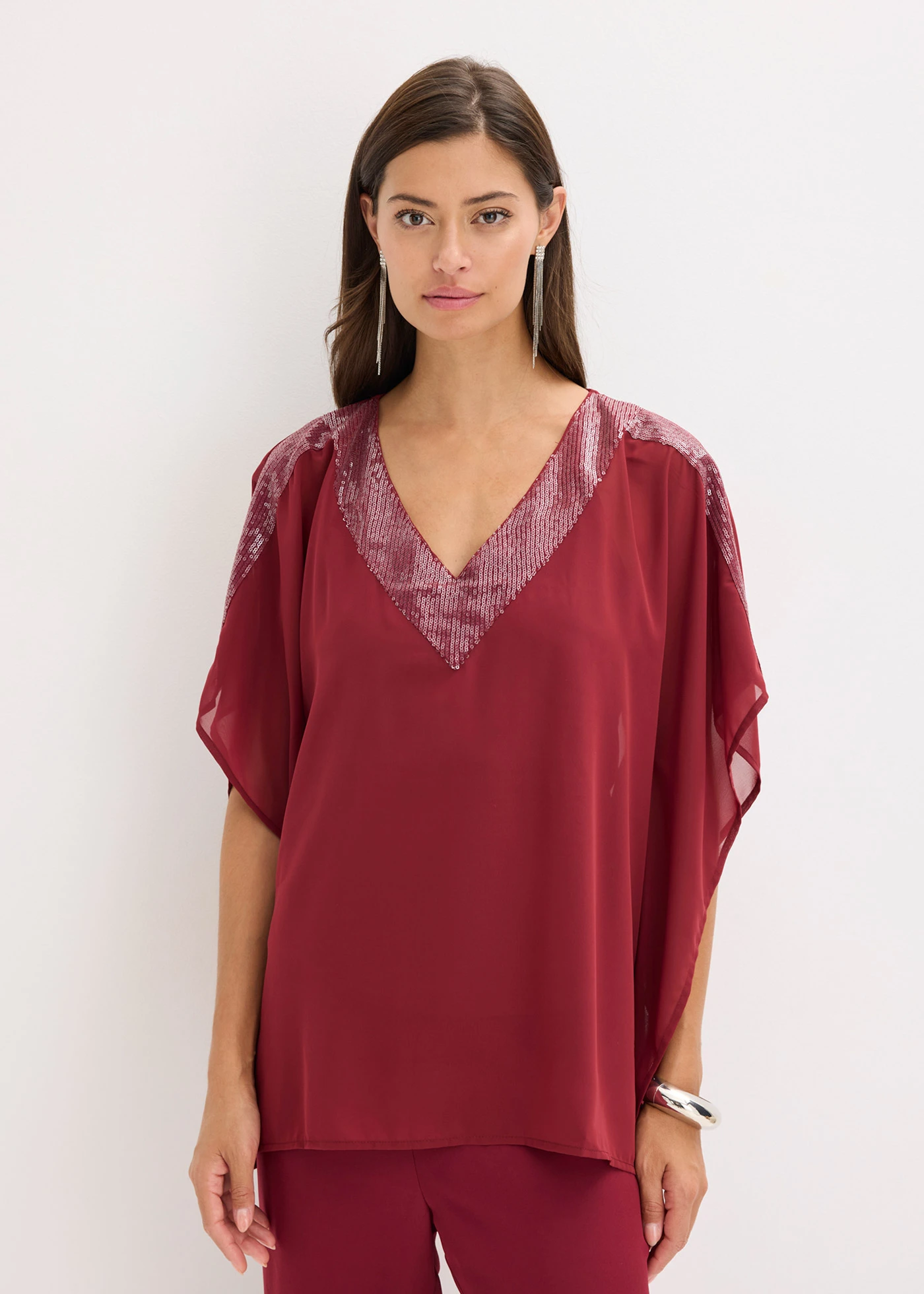 Blouse oversize à empiècement orné de sequins • rouge rubis • Boutique bonprix