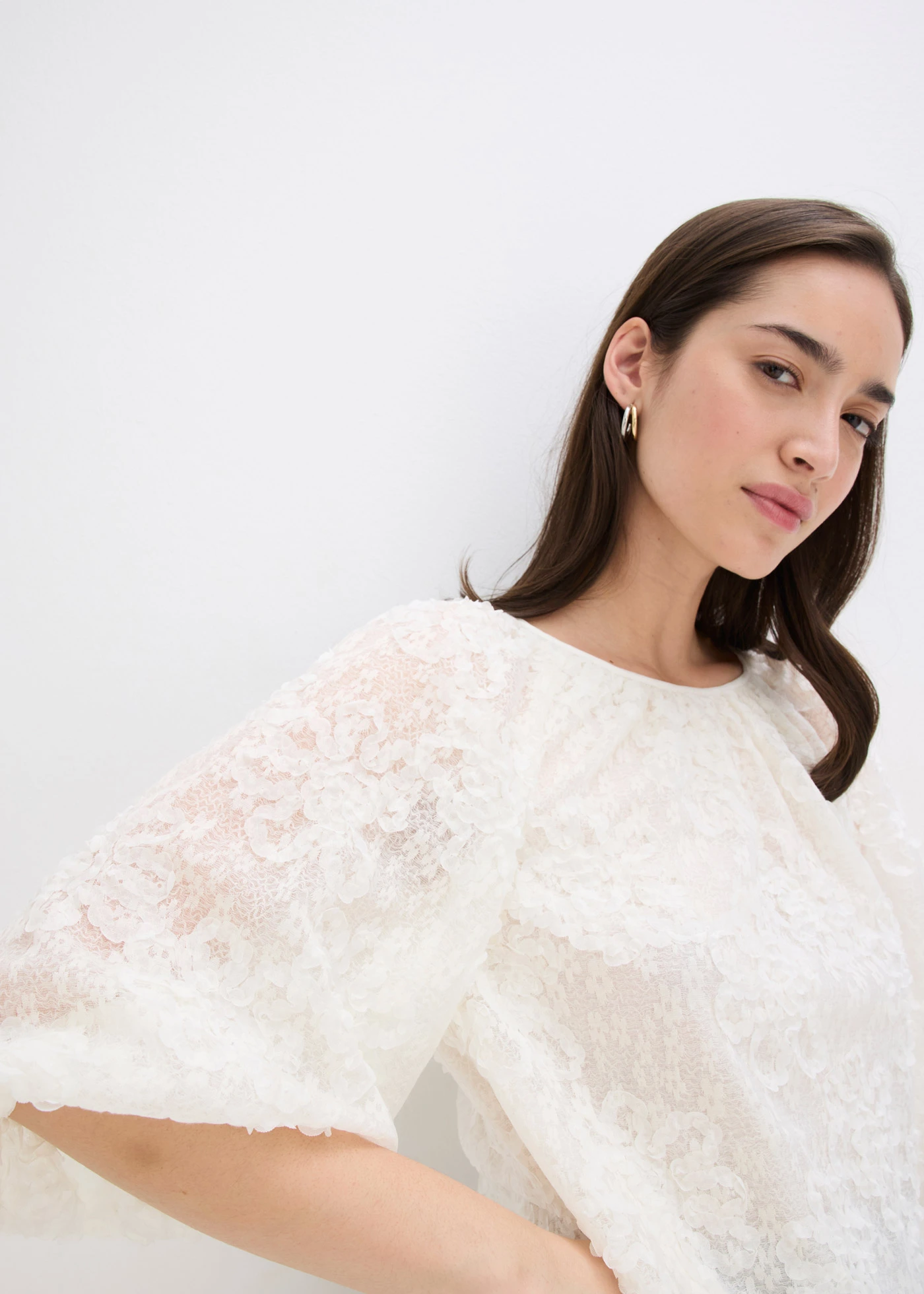 Bluză fără încheiere, cu model floral texturat • crem • magazin bonprix