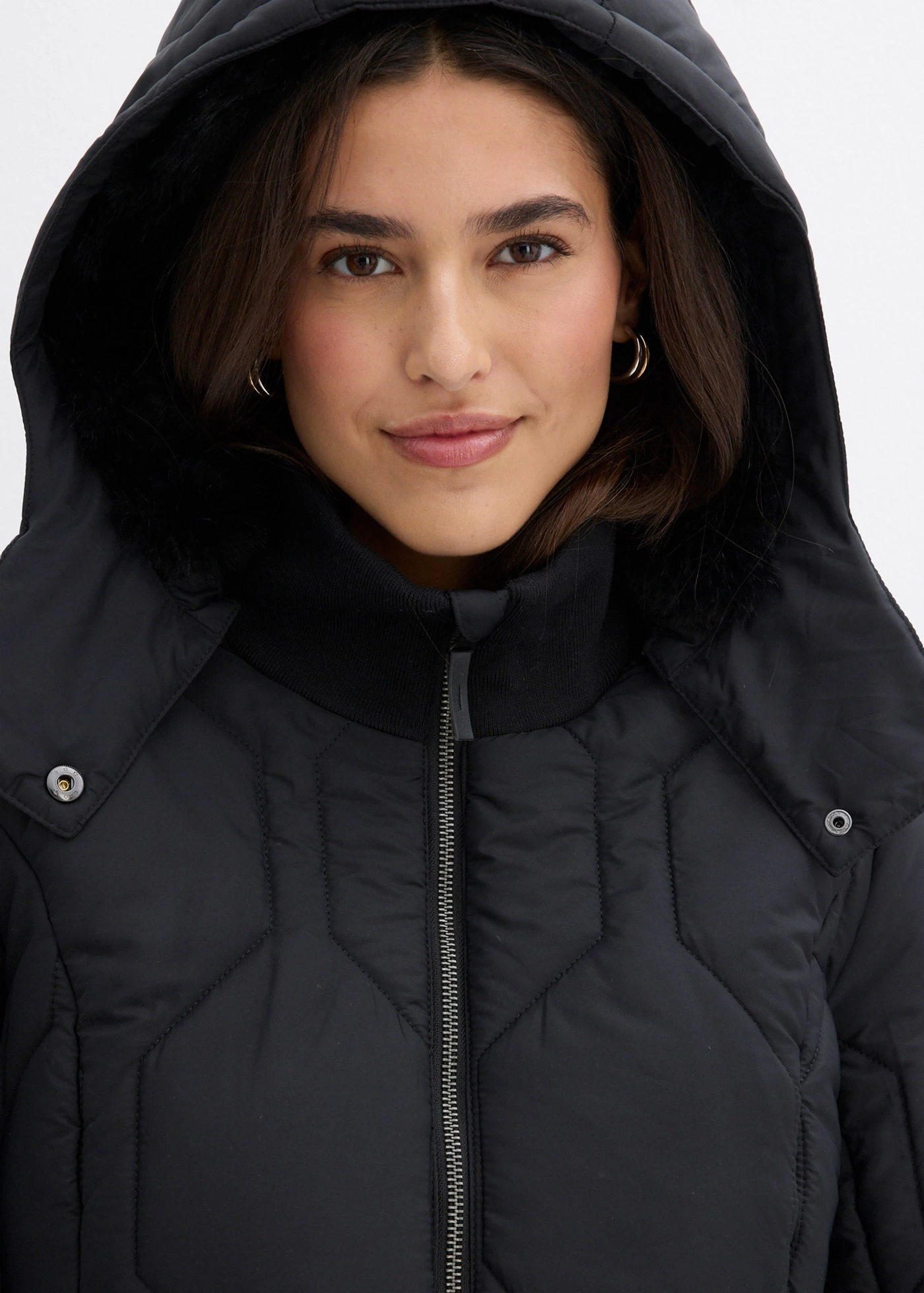 Manteau court et matelassé avec surpiqûres diamant et zips sur les côtés • noir • Boutique bonprix