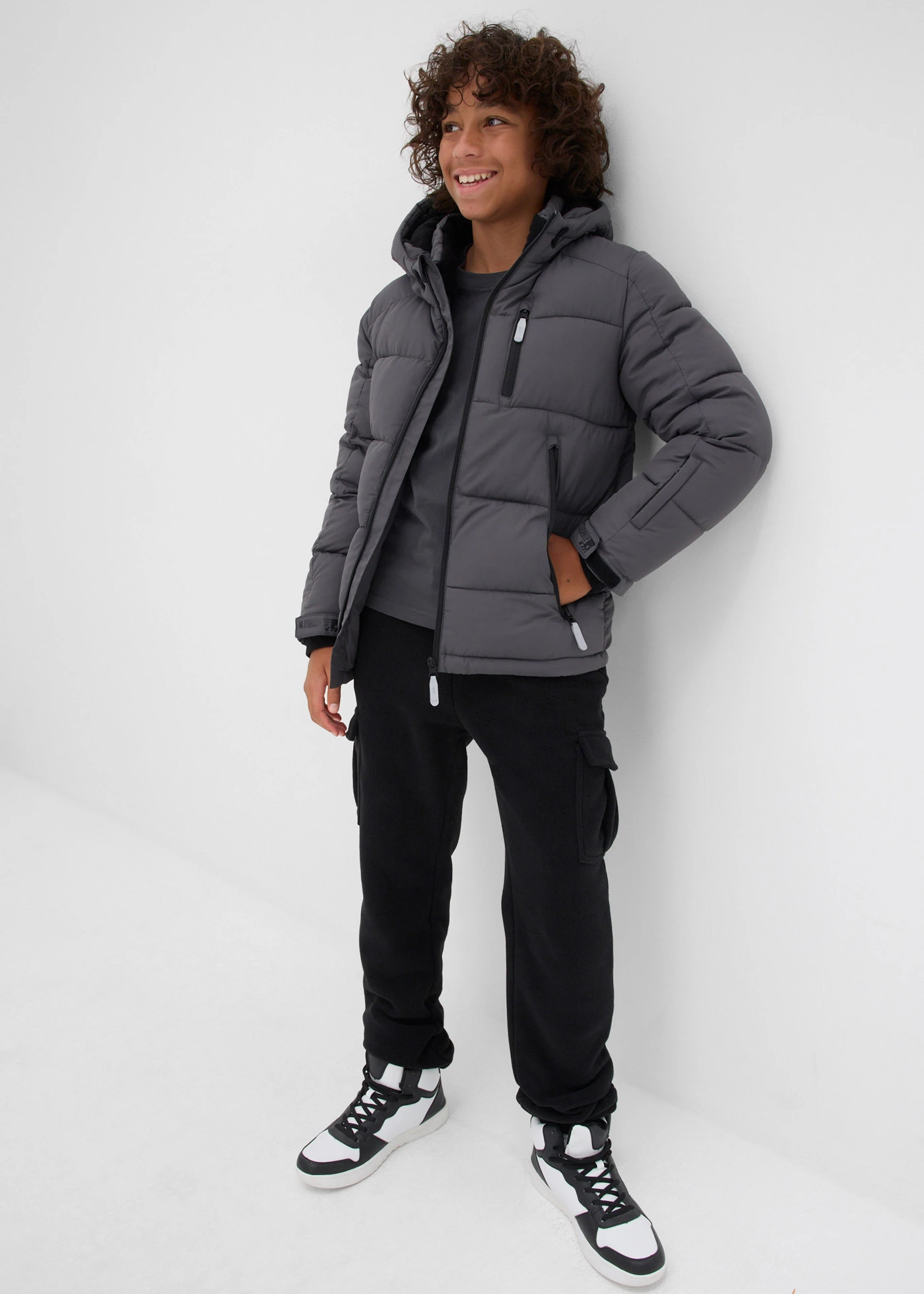 Doudoune rembourrée à capuche • gris ardoise • Boutique bonprix