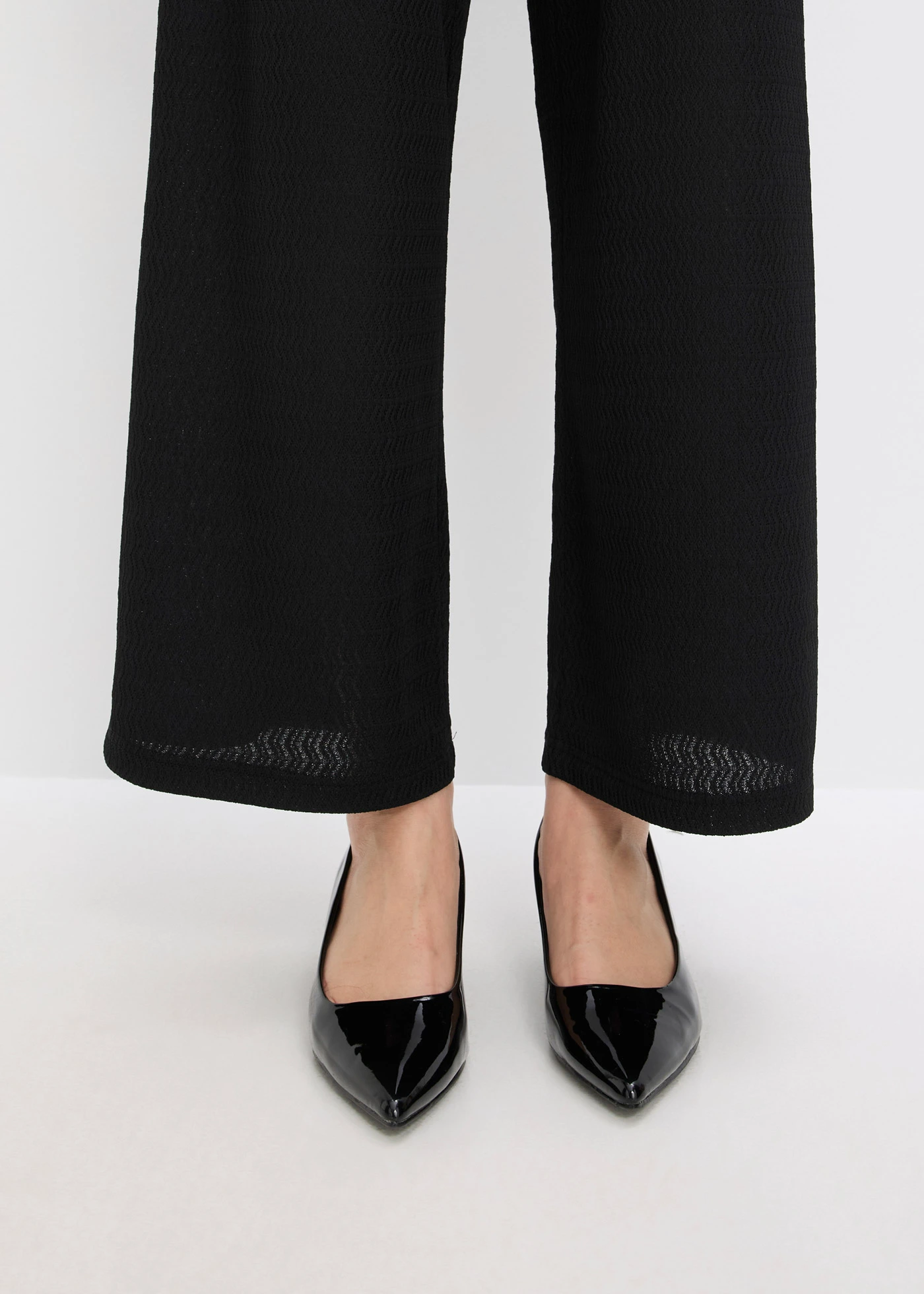 Nadrág gyöngy applikációval, struktúrás dzsörzéből • fekete • bonprix áruház