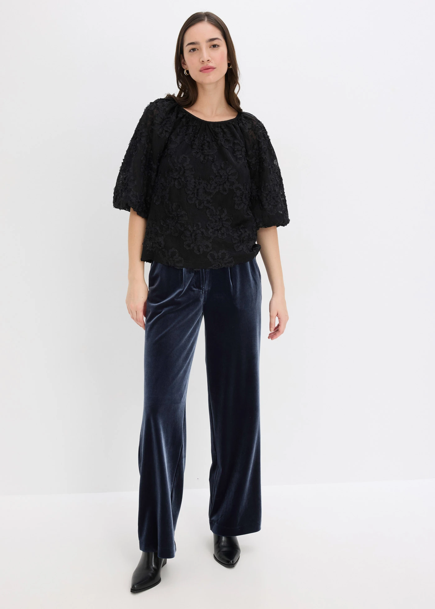 Bluzka ze strukturalnym wzorem w kwiaty • czarny • sklep bonprix