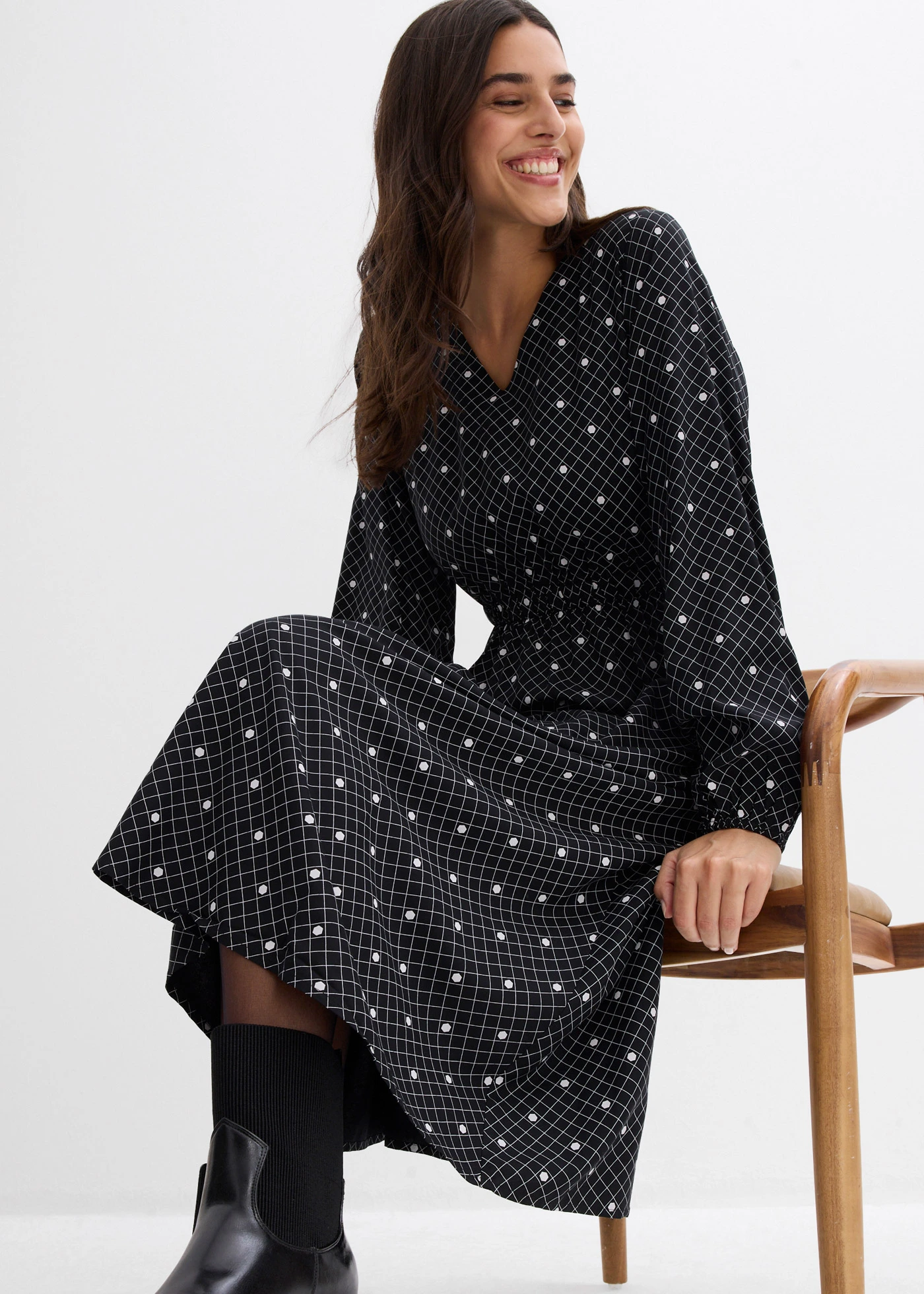 Robe longue en viscose fluide • noir pois blanc • Boutique bonprix