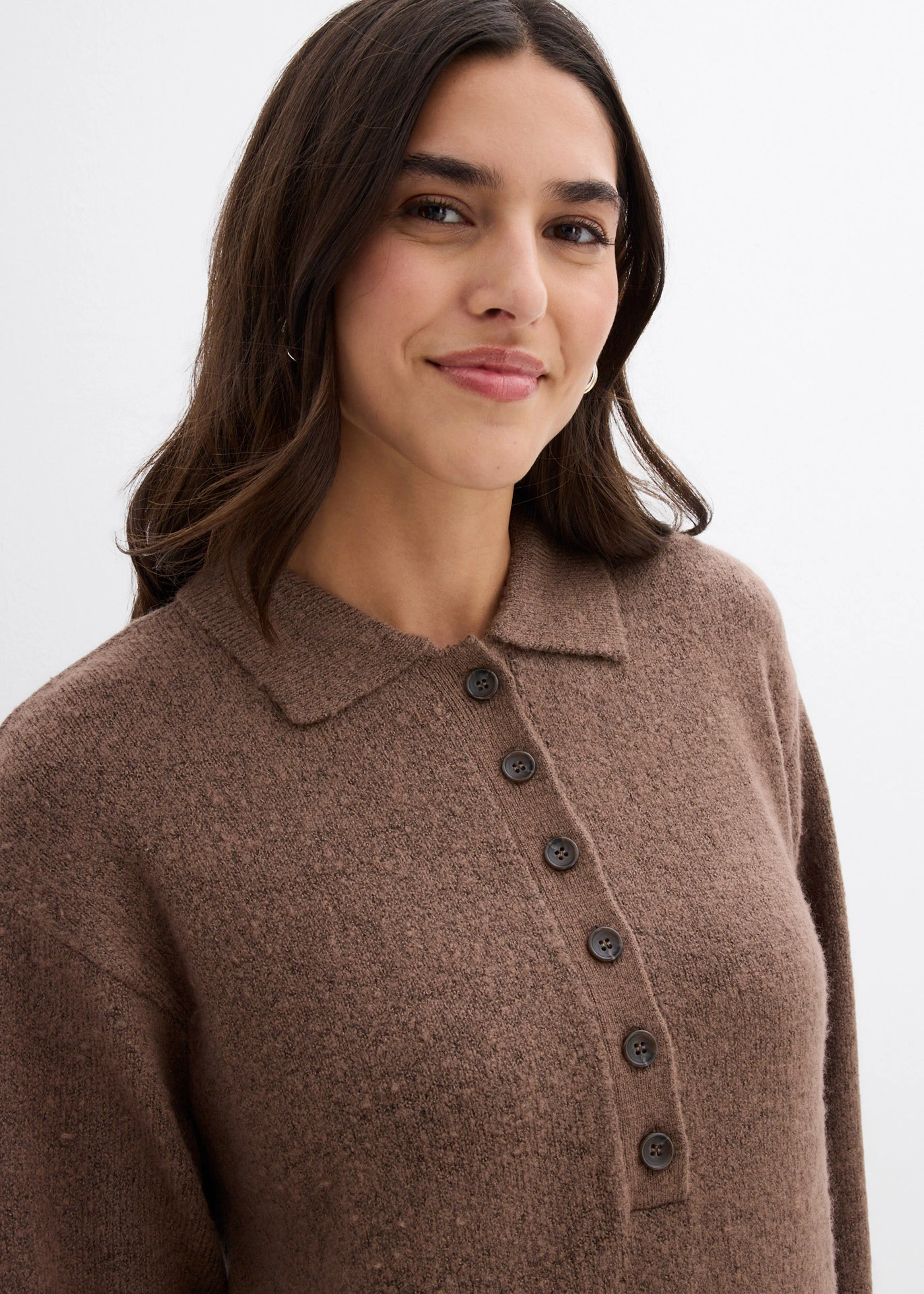 Rochie scurtă tricotată cu fentă cu nasturi • maro argilă • magazin bonprix