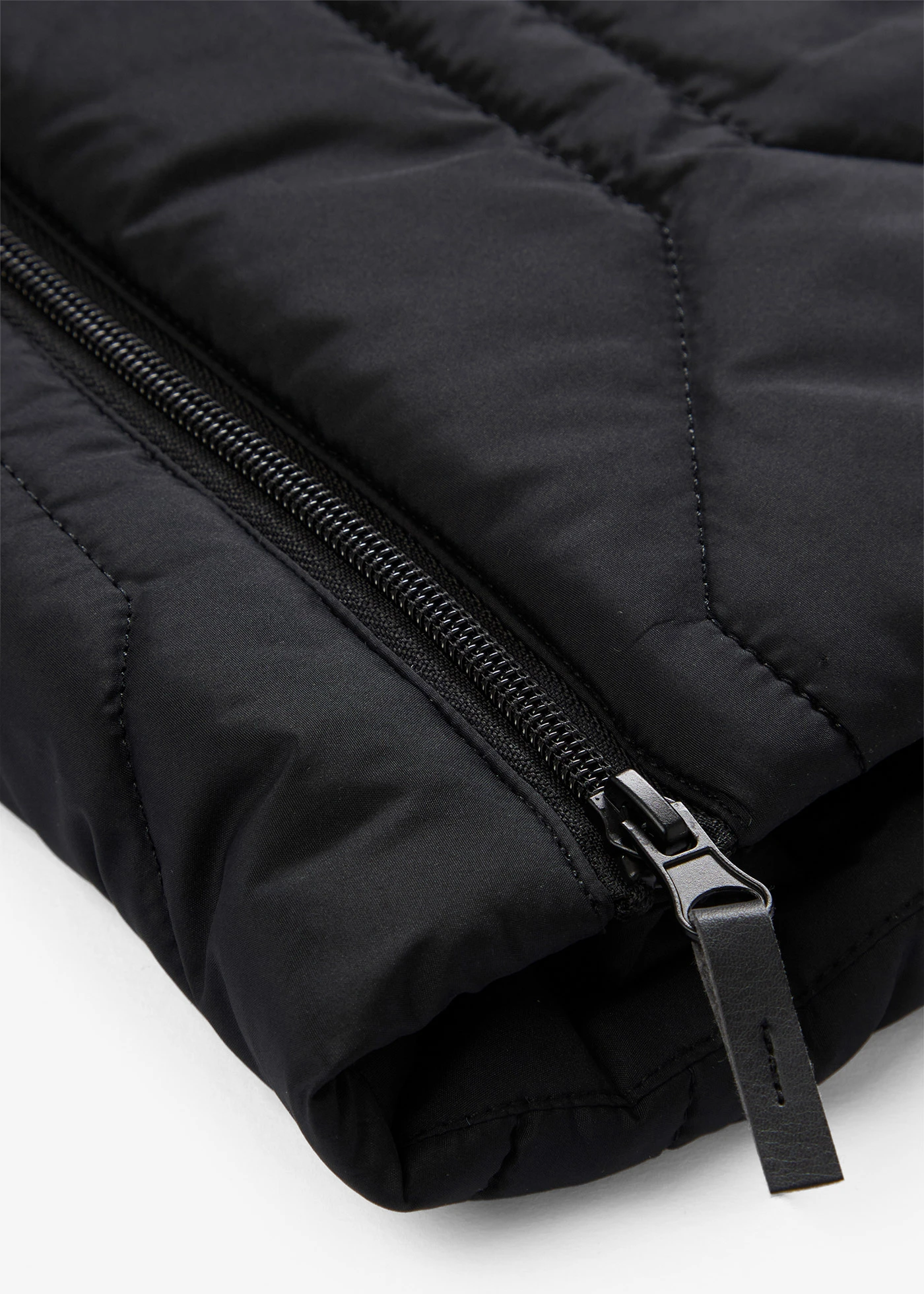 Manteau court et matelassé avec surpiqûres diamant et zips sur les côtés • noir • Boutique bonprix