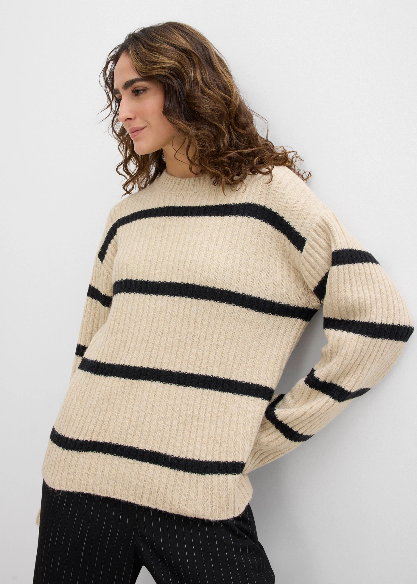 Sweter w paski • jasny piaskowy-czarny w poziome pasy • sklep bonprix