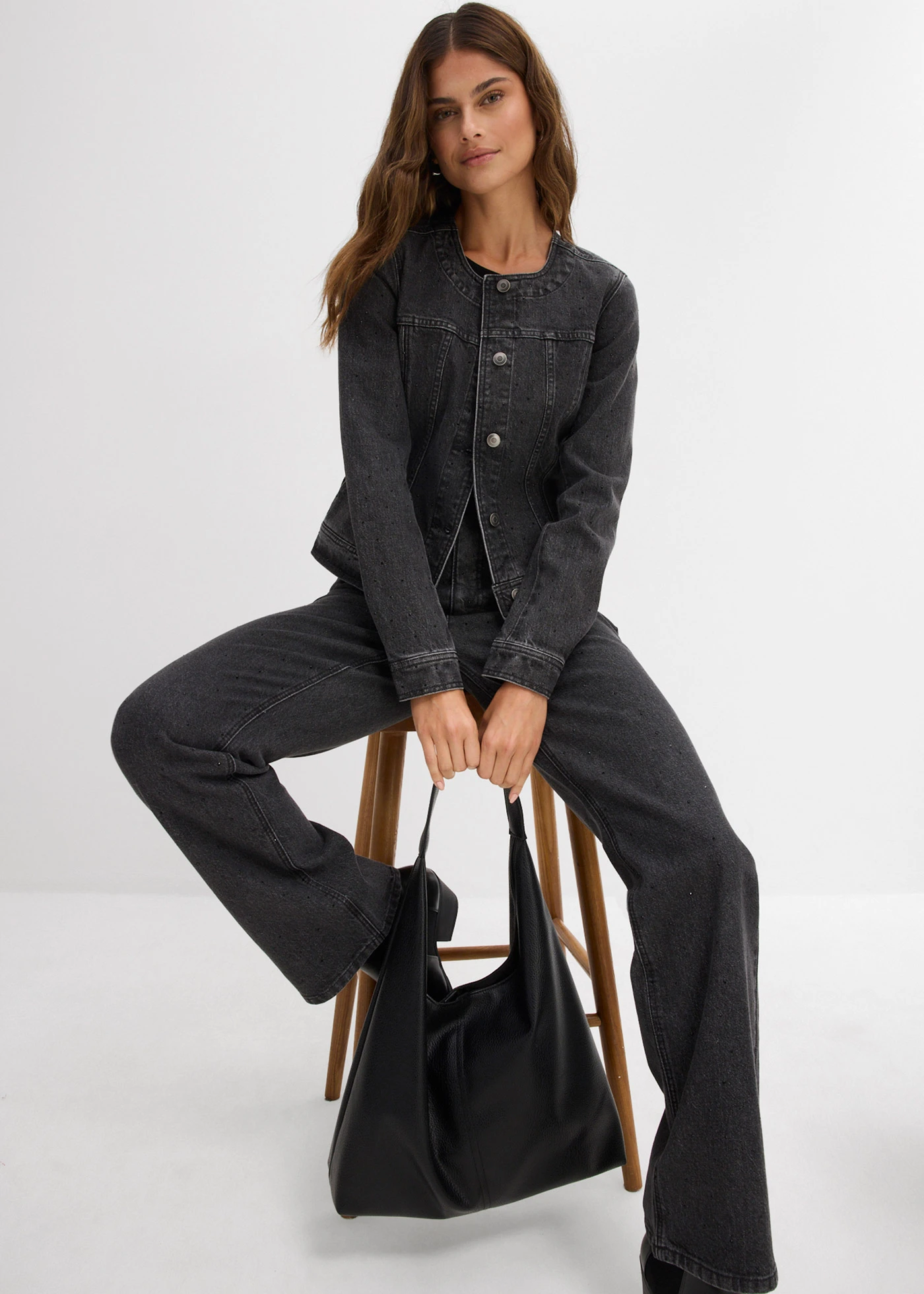 Džínová bunda se štrasovými kamínky • tmavě šedý denim • bonprix obchod