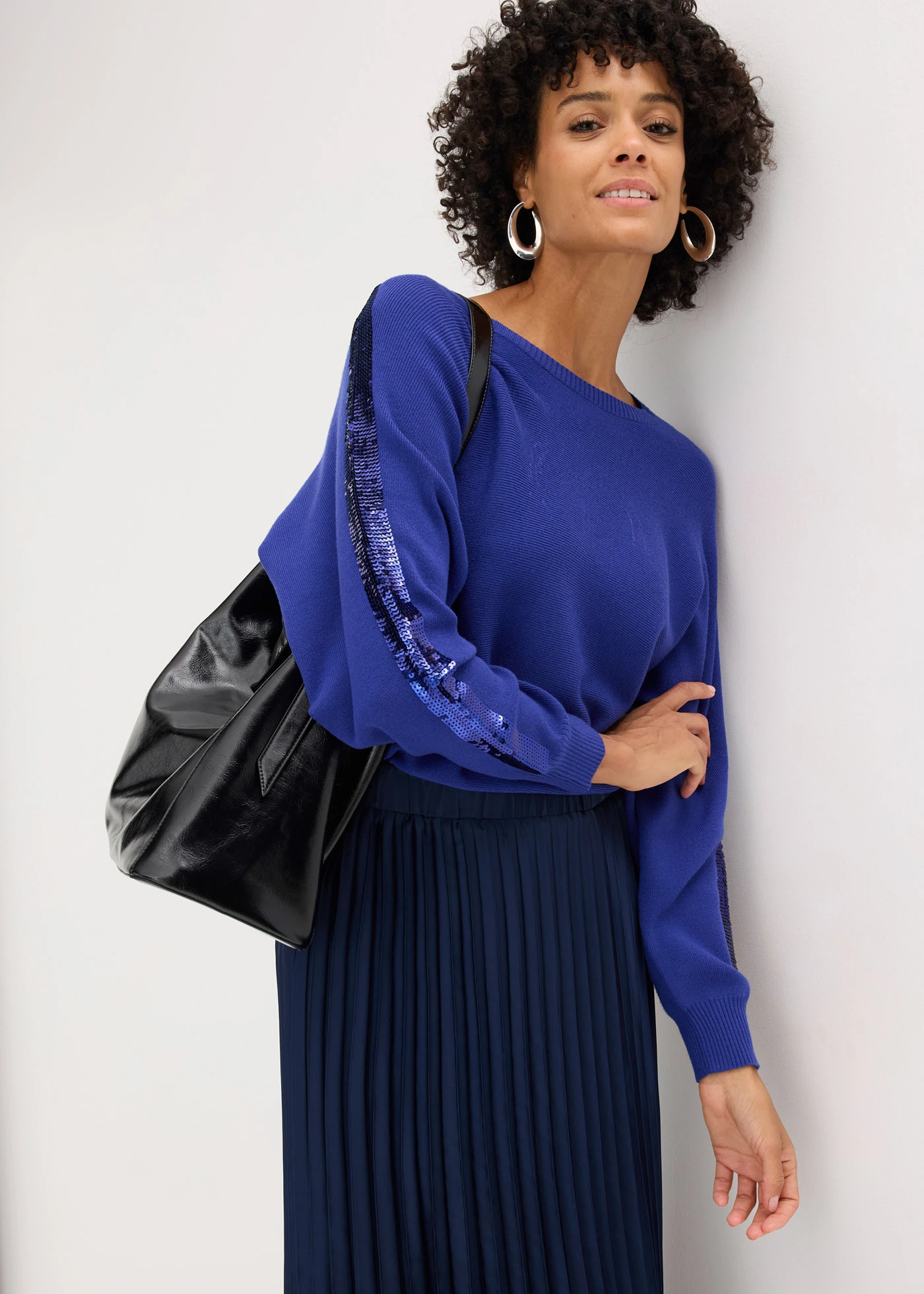 Pulover din tricot fin, cu paiete • albastru safir • magazin bonprix