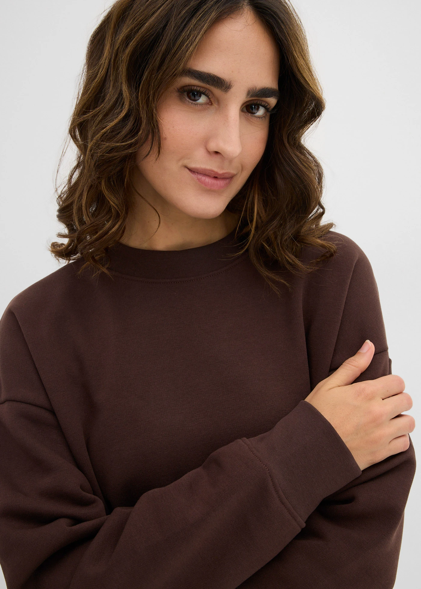 Robe oversize en molleton • marron foncé • Boutique bonprix