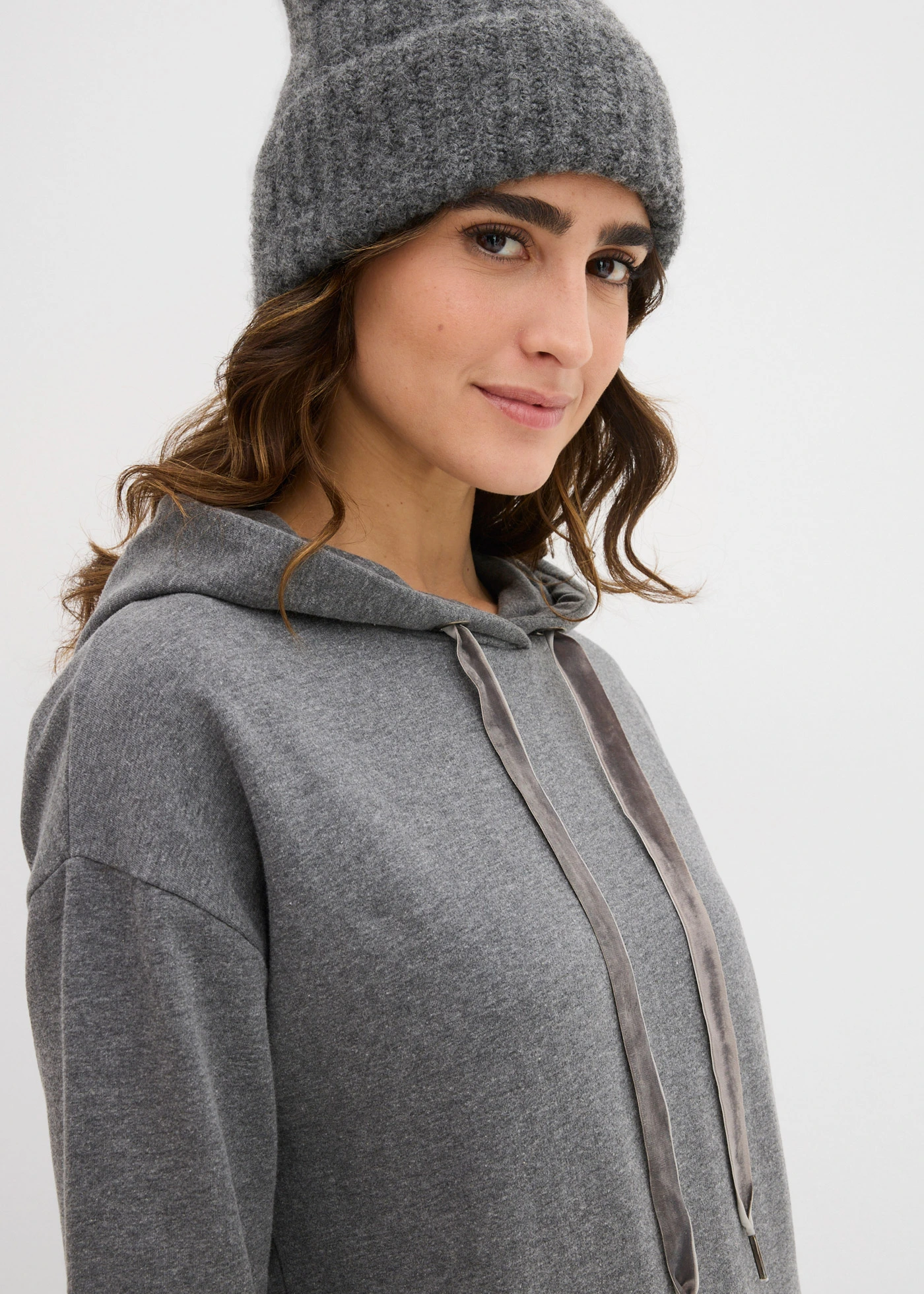 Robe sweat courte • gris chiné • Boutique bonprix