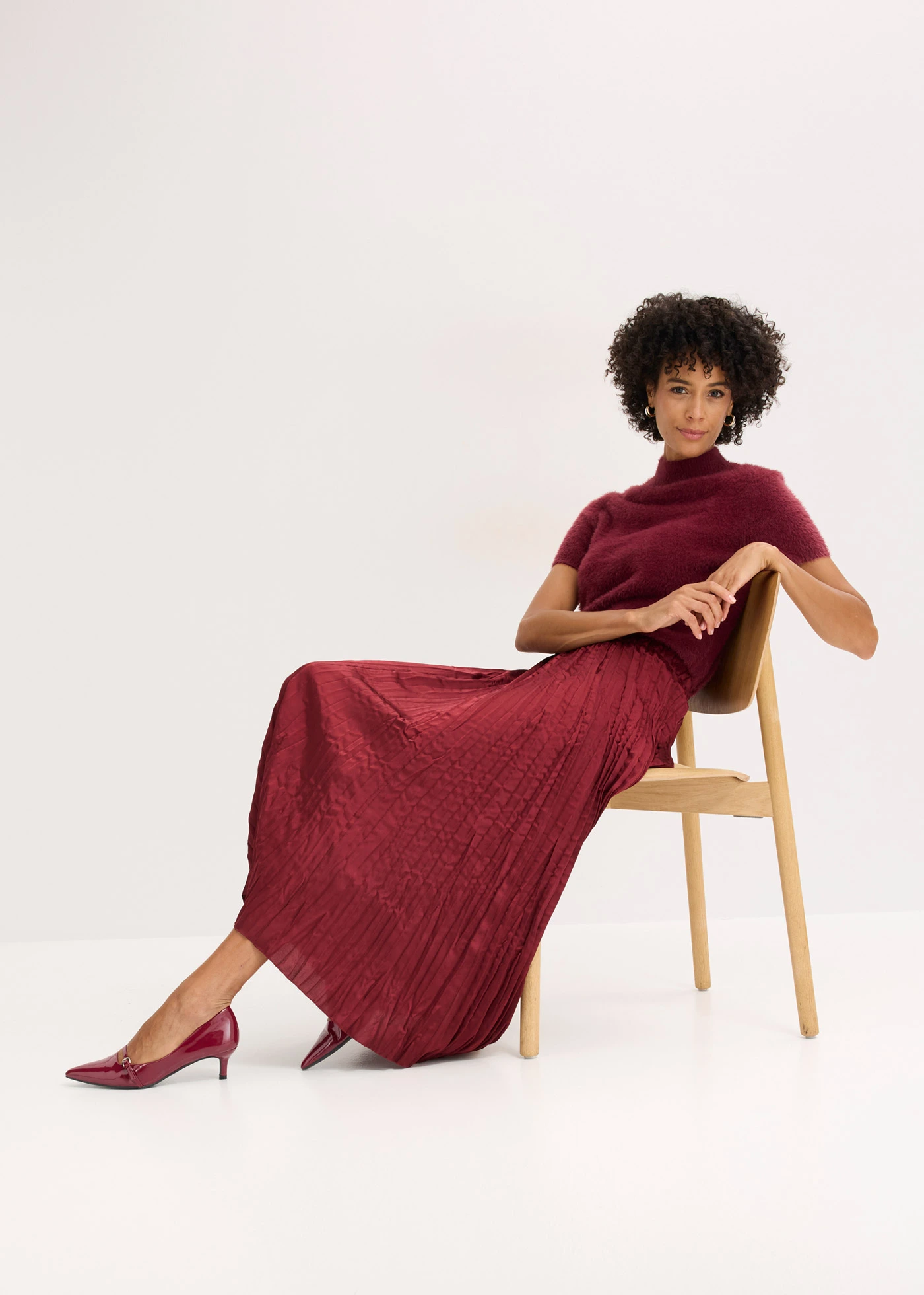 Jupe longue en satin froissé • rouge rubis • Boutique bonprix