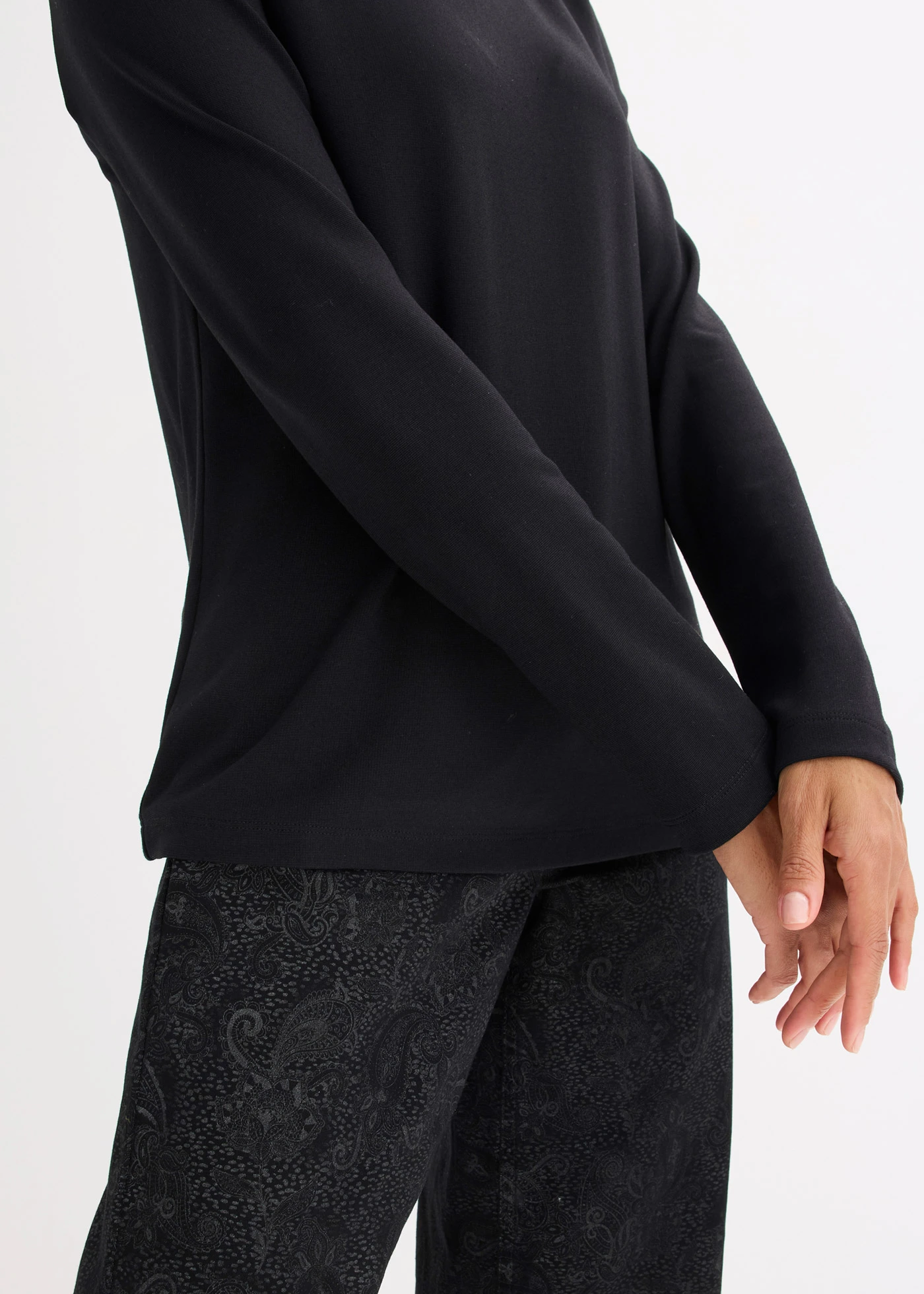 Bluză tricot din Punto di Roma, cu margini ondulate • negru • magazin bonprix