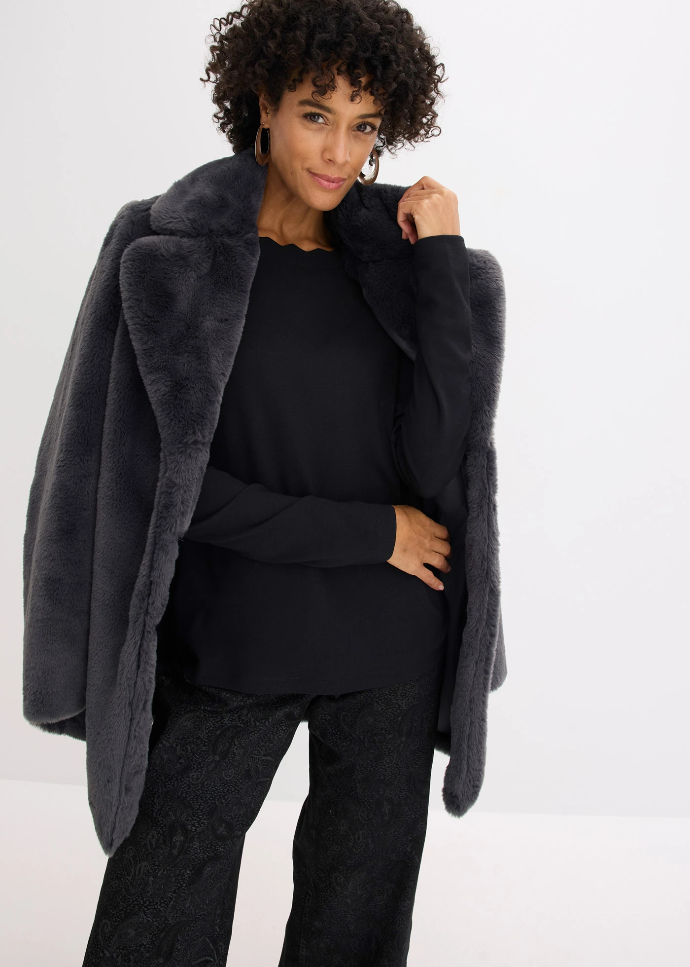 T-shirt en jersey milano à encolure festonnée • noir • Boutique bonprix