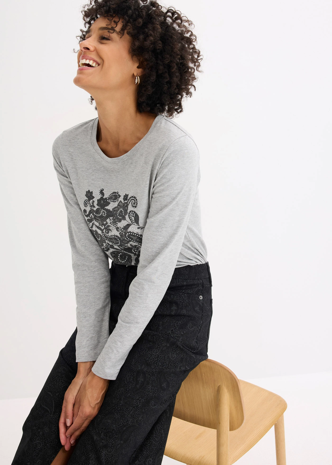 Tričko s dlhým rukávom s potlačou, z bio bavlny • svetlosivá melírovaná / čierna • obchod bonprix