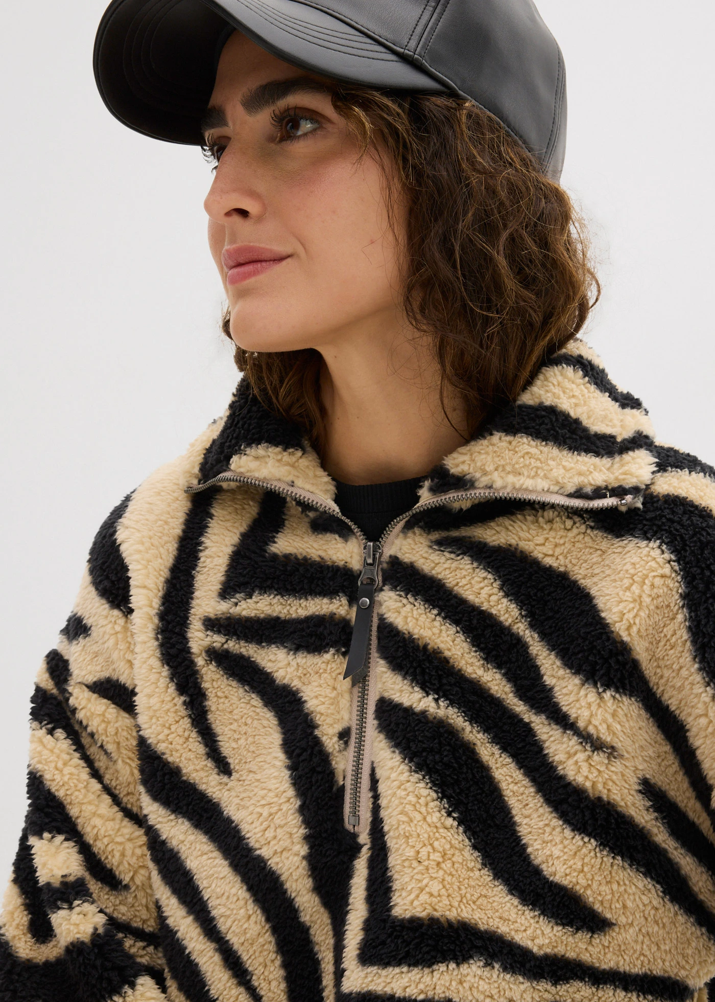 Pulover oversize din teddy-fleece • bej nisipiu mat-negru zebră • magazin bonprix