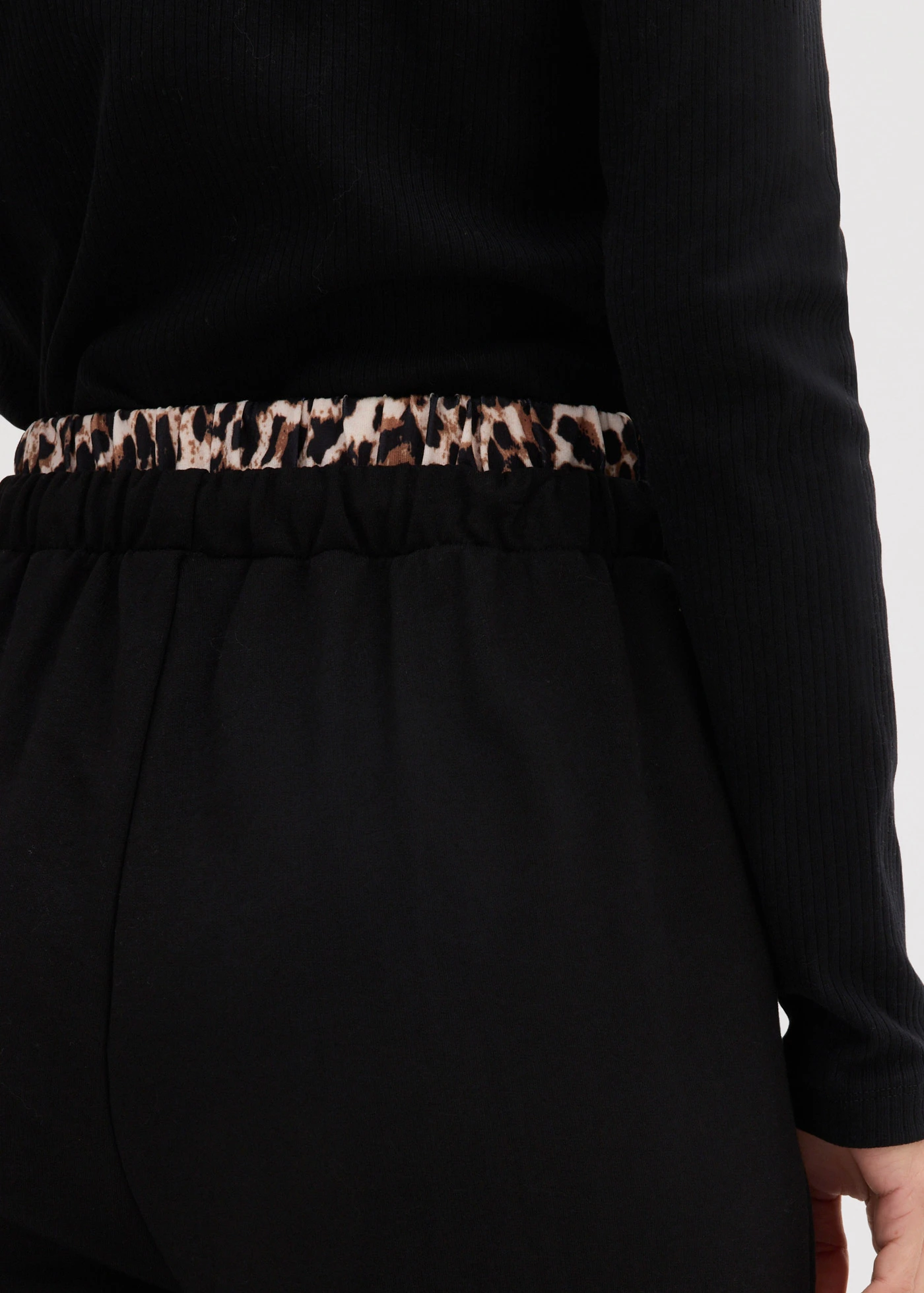 Široké teplákové kalhoty s kontrastním pasem • černá s leopardím potiskem • bonprix obchod