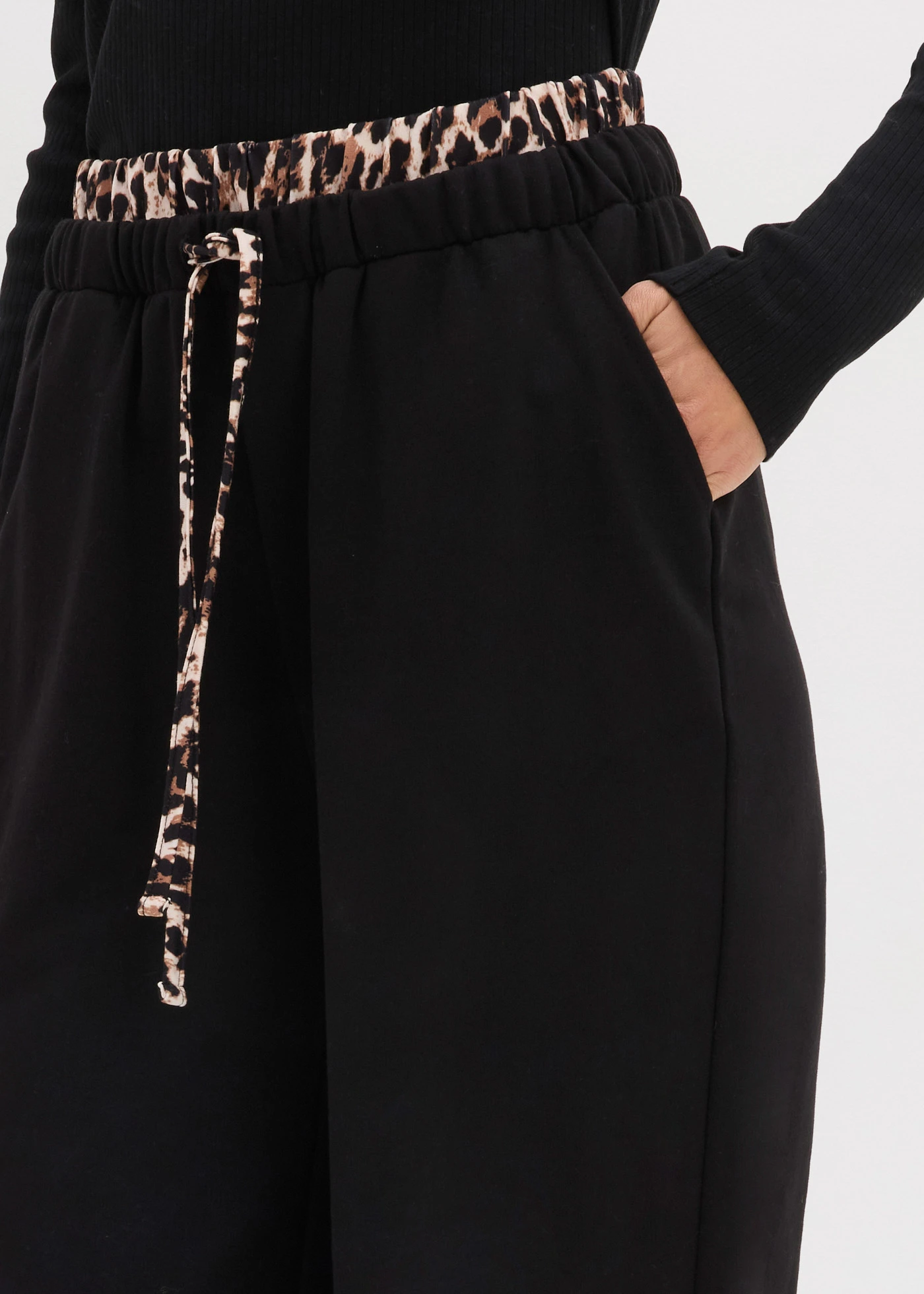 Pantalon large en sweat à ceinture contrastante • noir + léopard • Boutique bonprix