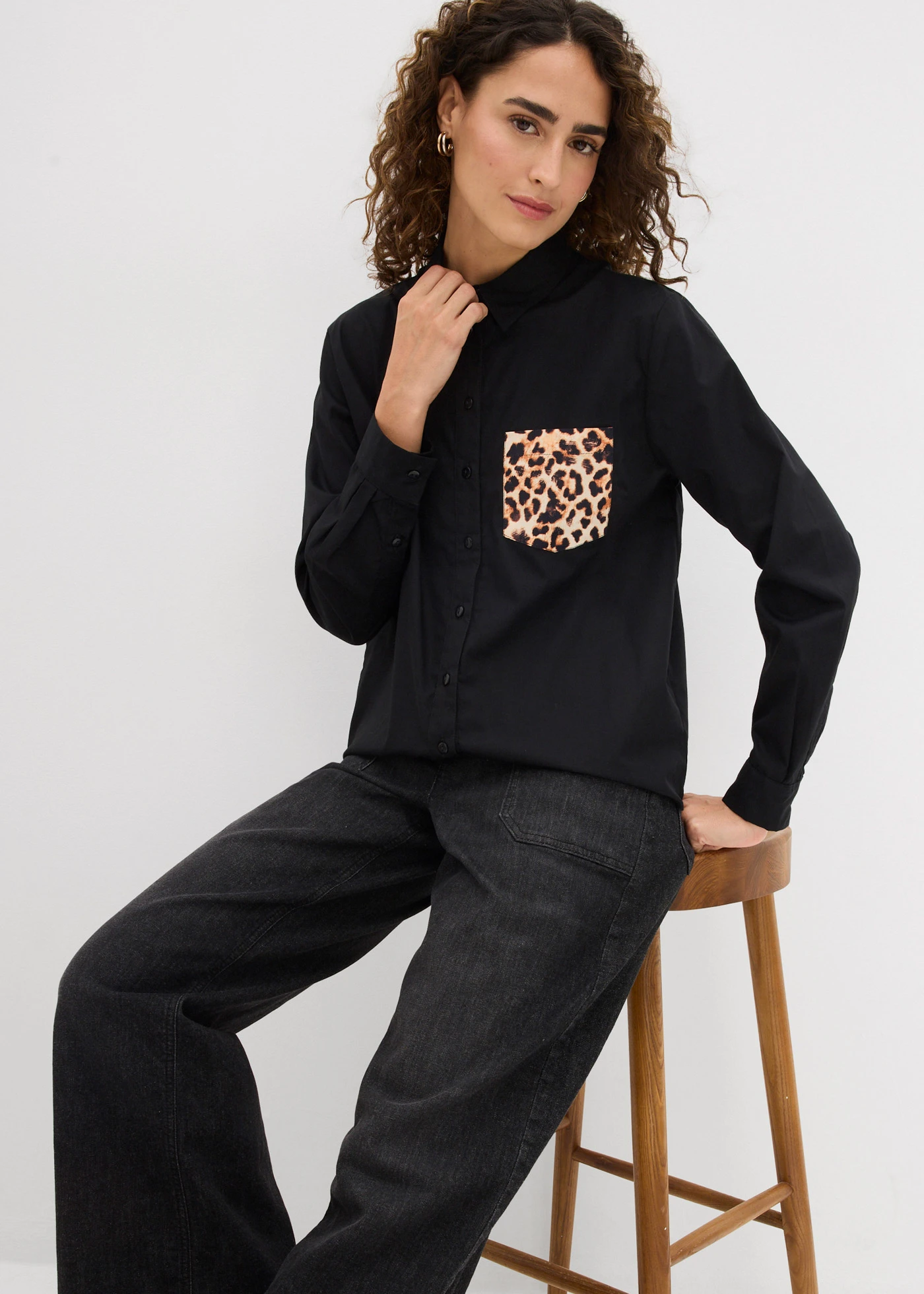 Oversize košile s kontrastní kapsou • černá s leopardím potiskem • bonprix obchod