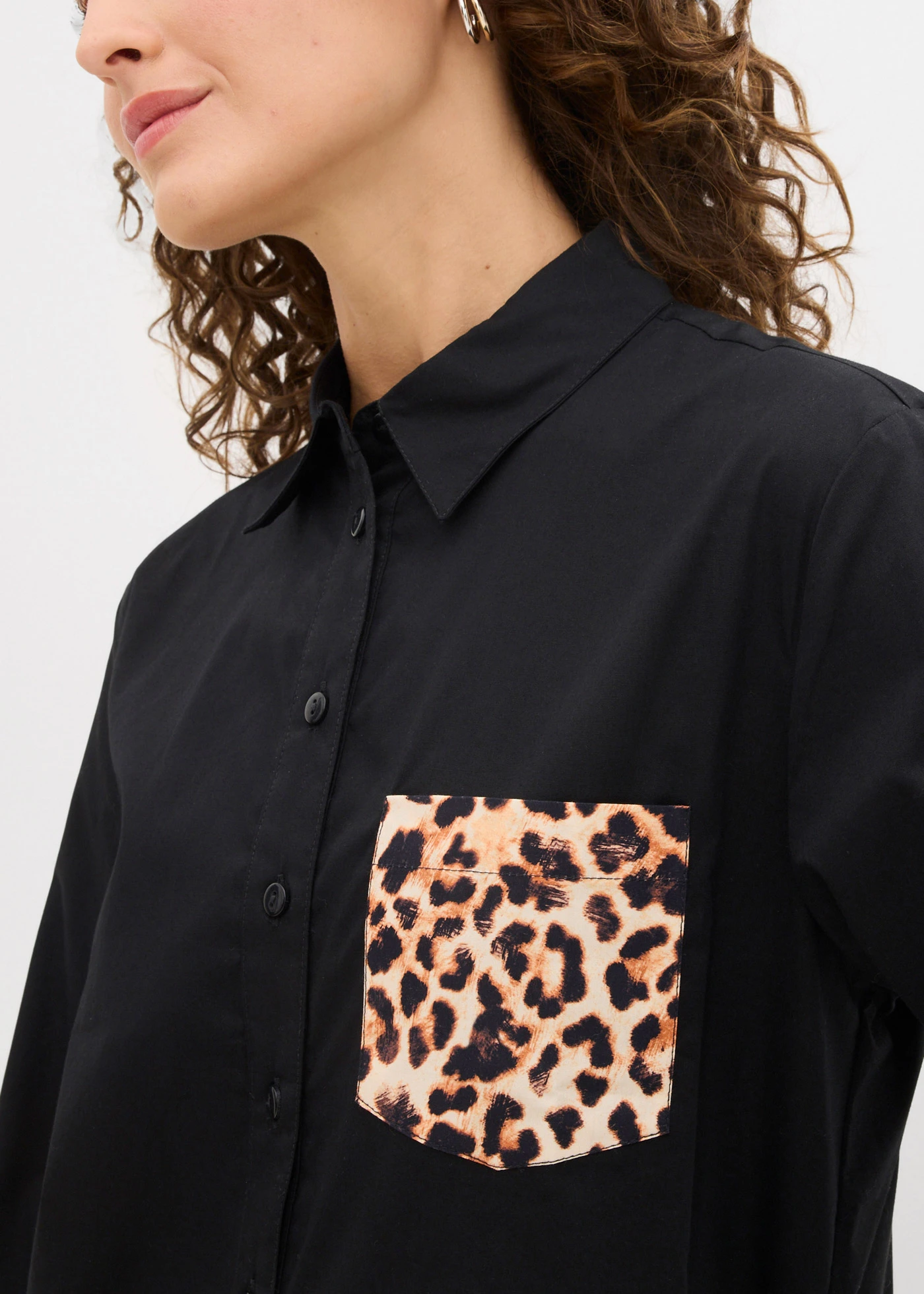 Oversize košile s kontrastní kapsou • černá s leopardím potiskem • bonprix obchod