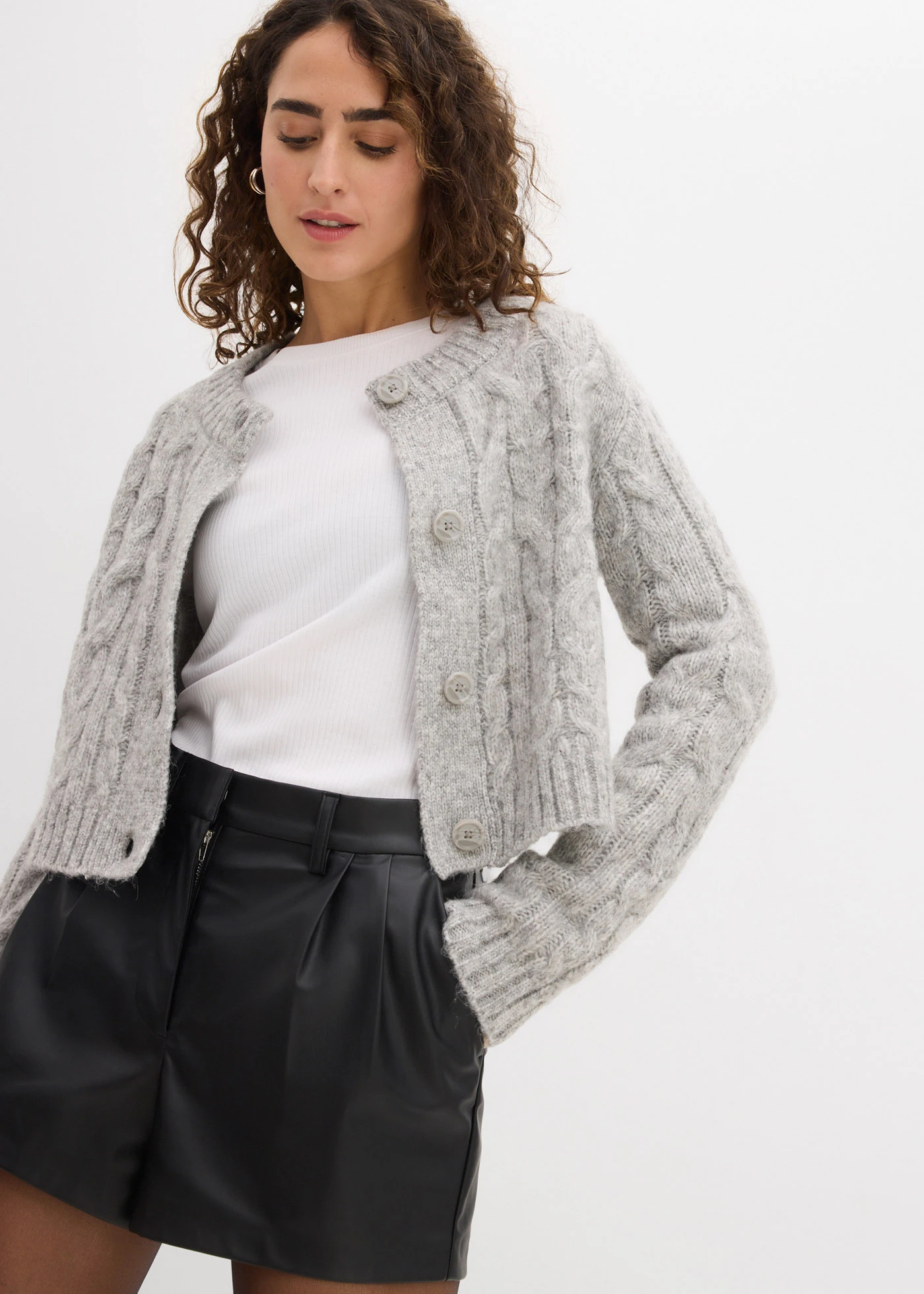 Short en tissu enduit • noir • Boutique bonprix