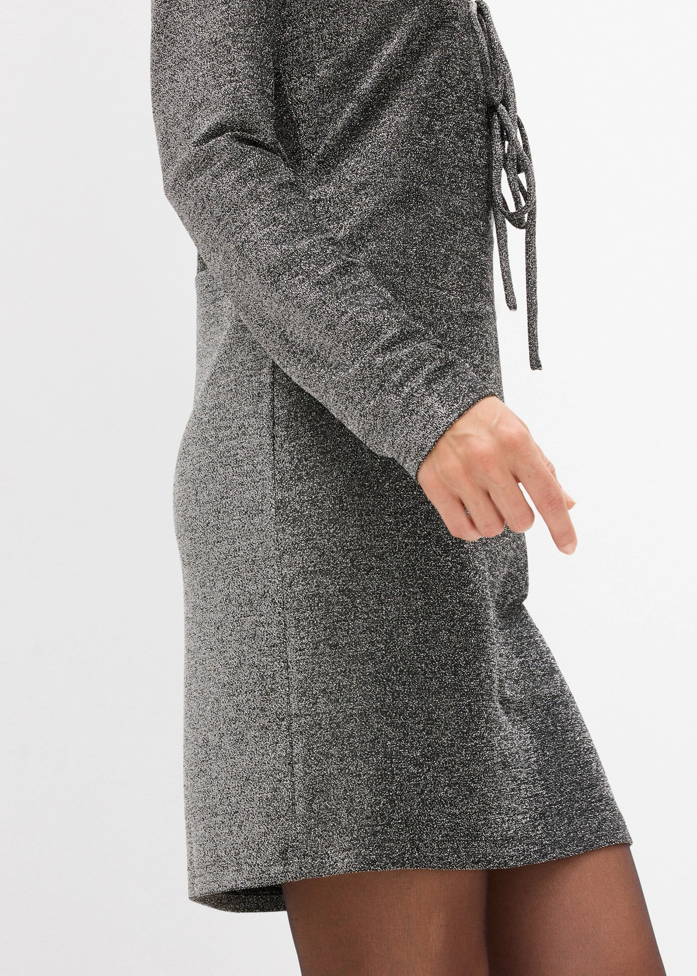 Sukienka mini z połyskiem i ozdobnymi wstążkami • czarno-srebrny lurex • sklep bonprix