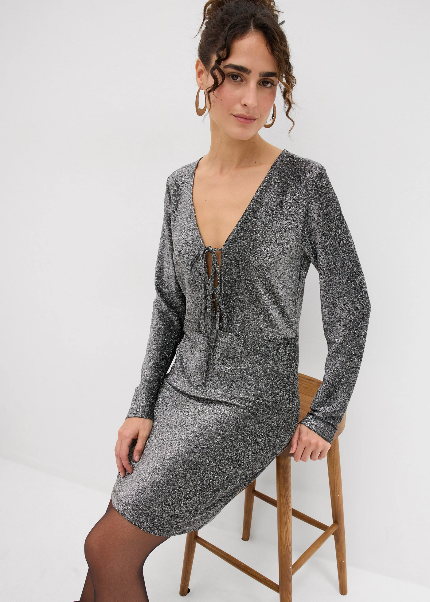 Glanzende mini jurk met een strikkoord • zwart/zilverkleur • bonprix online shop