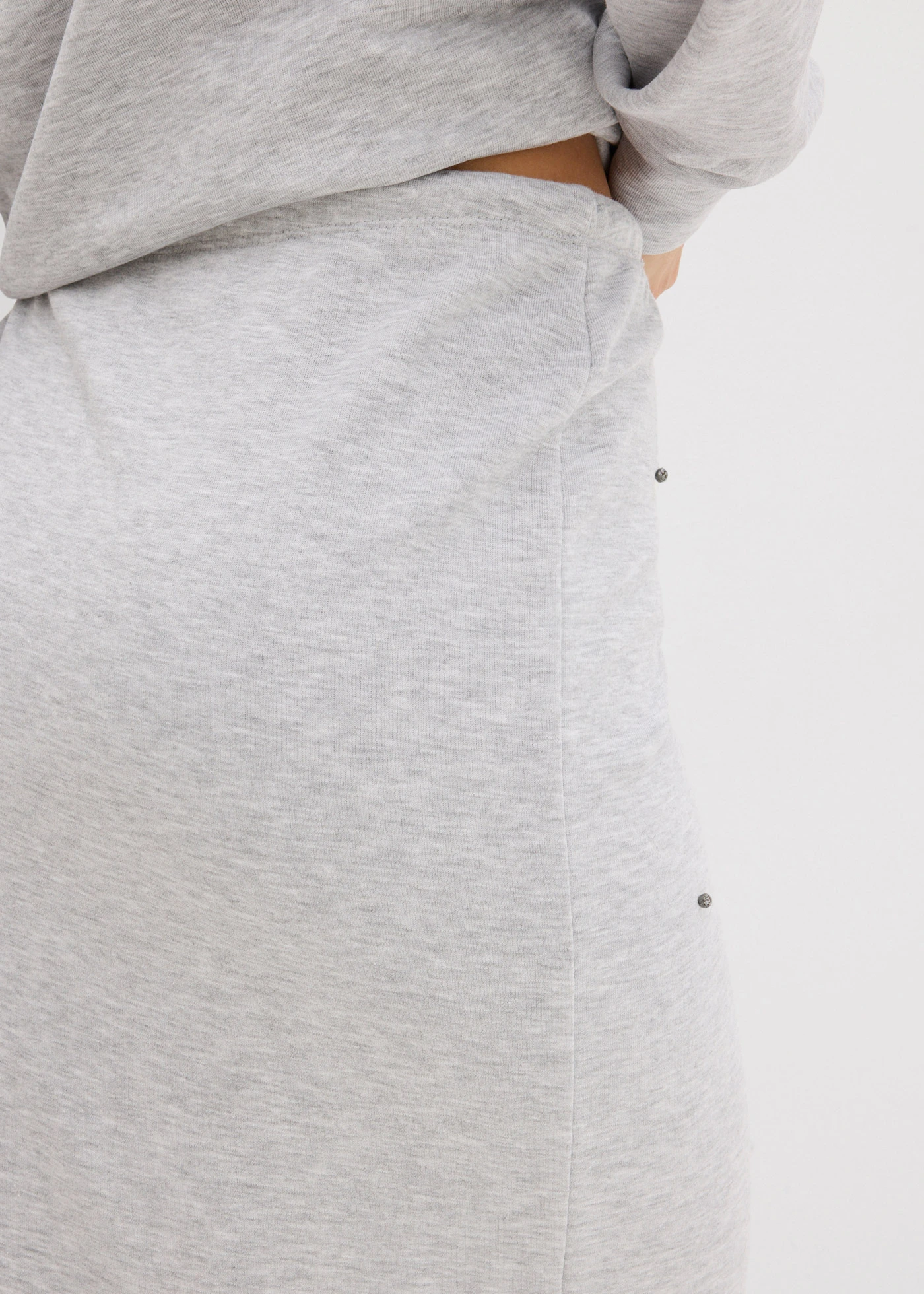 Jupe en sweat à rivets • gris clair chiné • Boutique bonprix