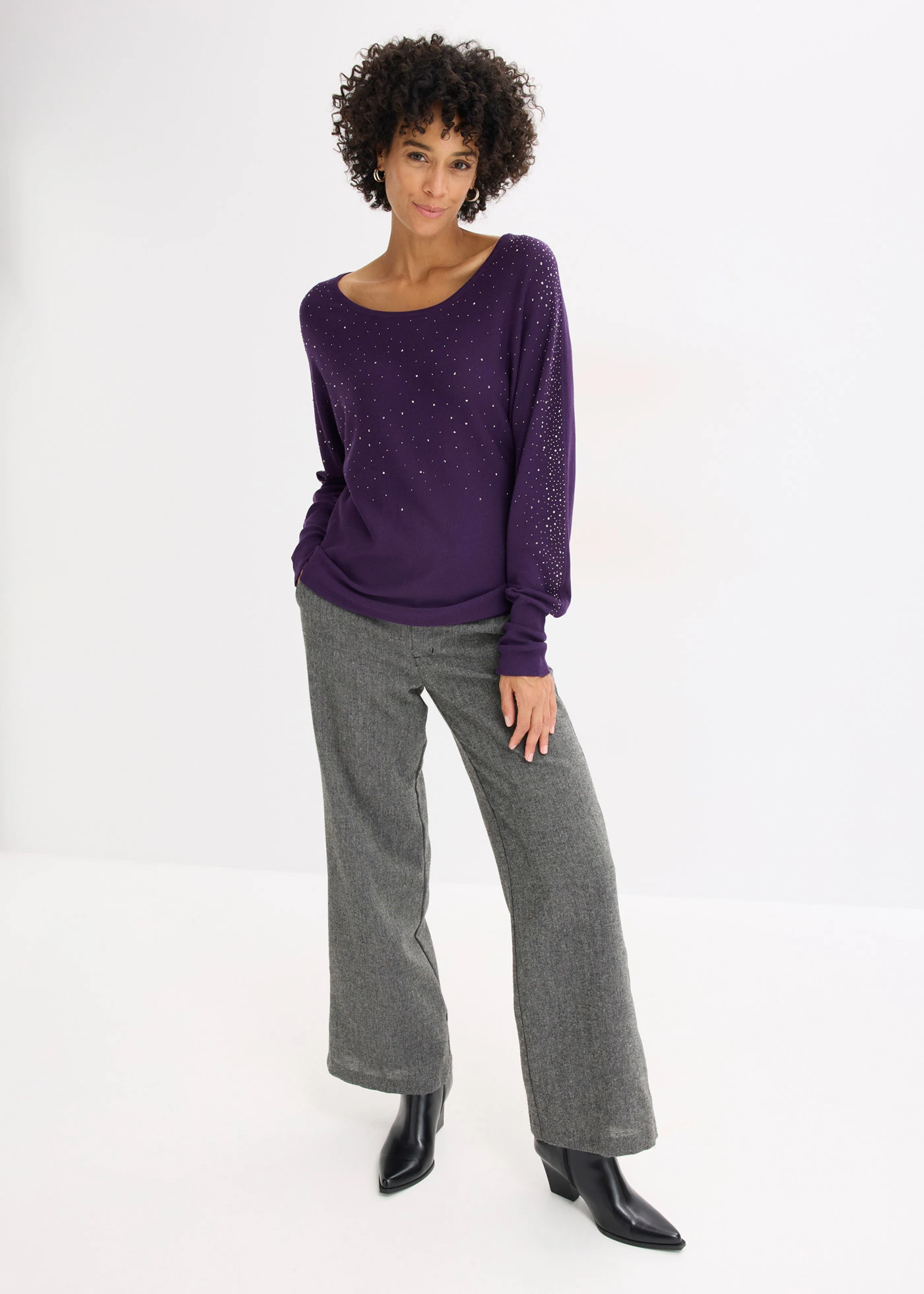 Pulover din tricot fin cu aplicații cu ștrasuri • lila închis • magazin bonprix