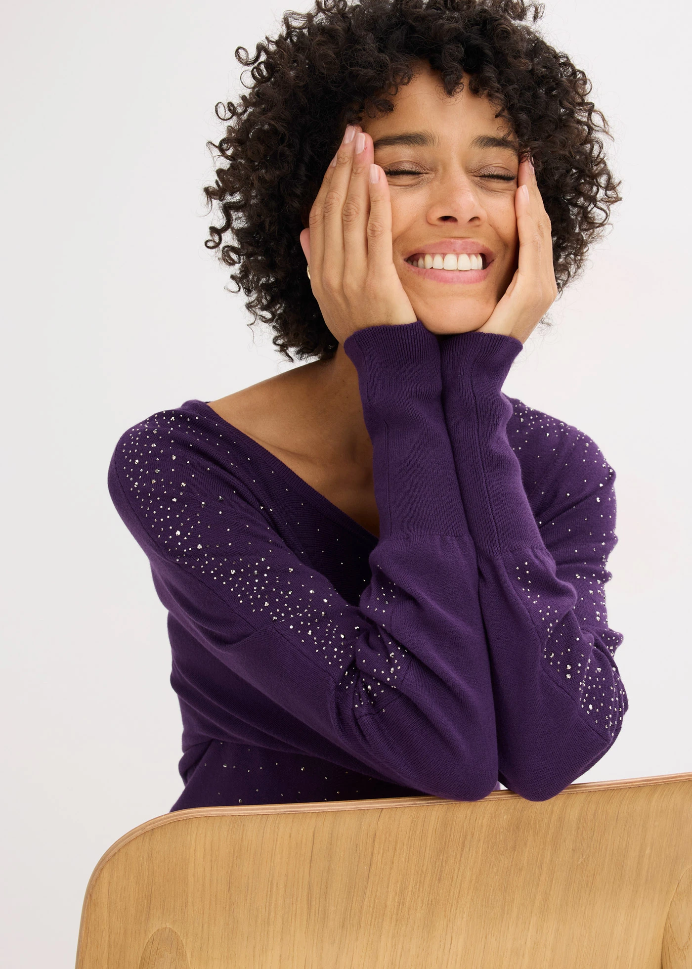 Pulover din tricot fin cu aplicații cu ștrasuri • lila închis • magazin bonprix