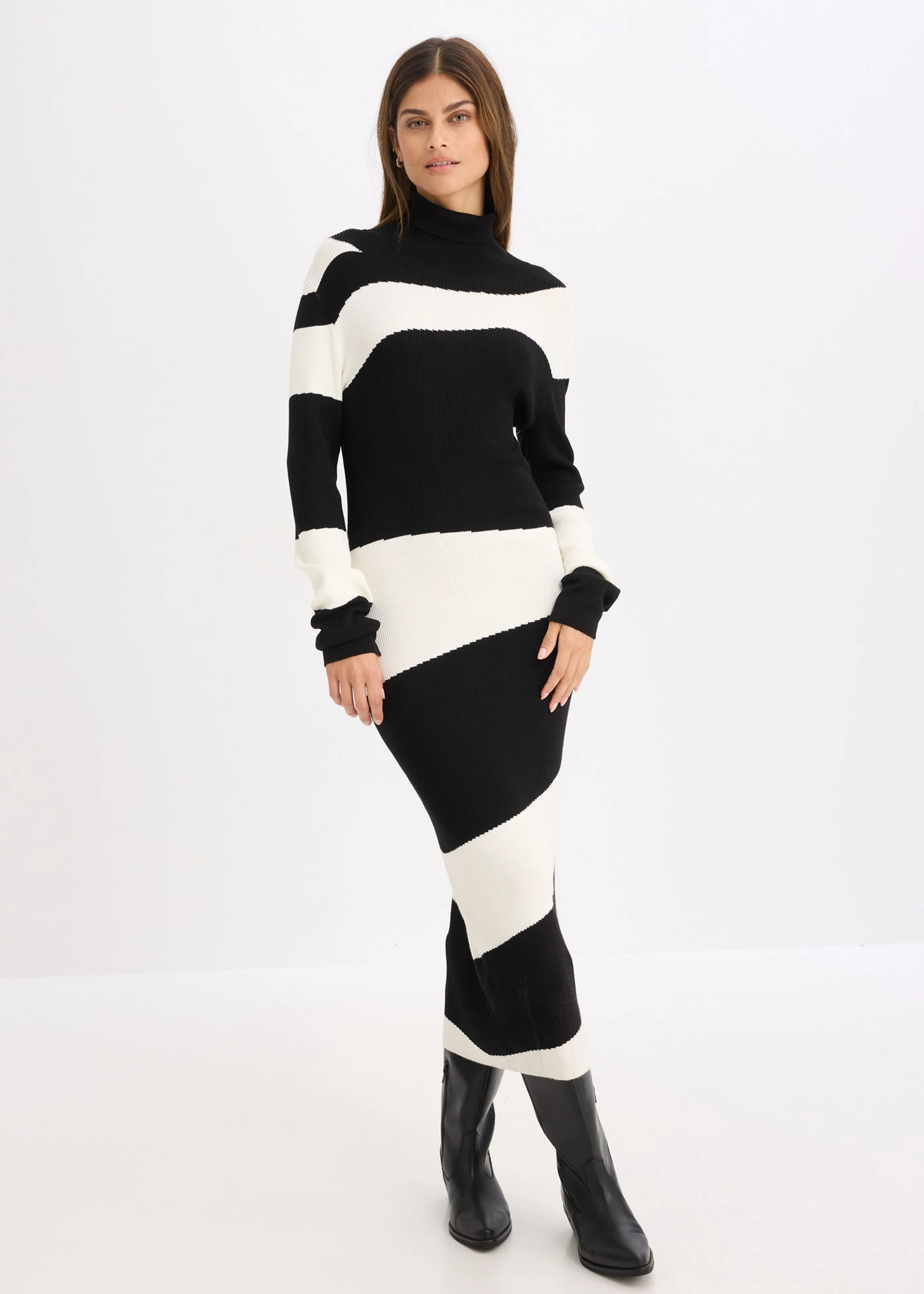 Robe en maille, viscose majoritaire • noir/blanc • Boutique bonprix
