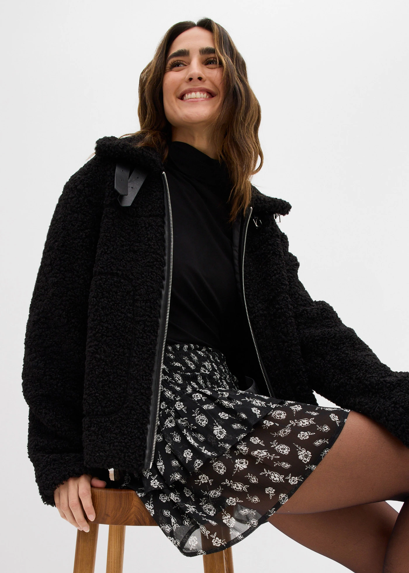 Volánová sukně ze strukturovaného materiálu se zmačkanou úpravou • černo-přírodní bílá s květy • bonprix obchod