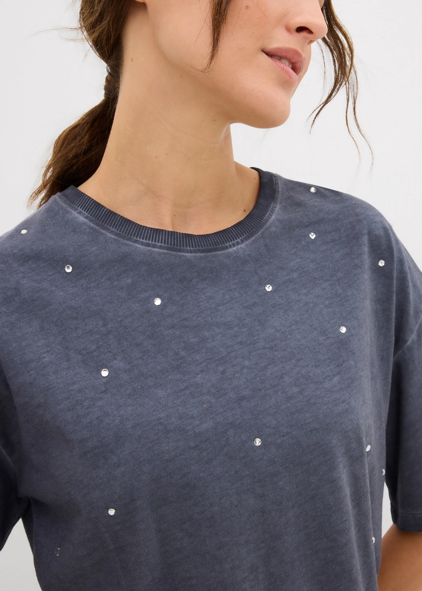 T-shirt z kryształkami, z czystej bawełny • kobaltowy washed • sklep bonprix