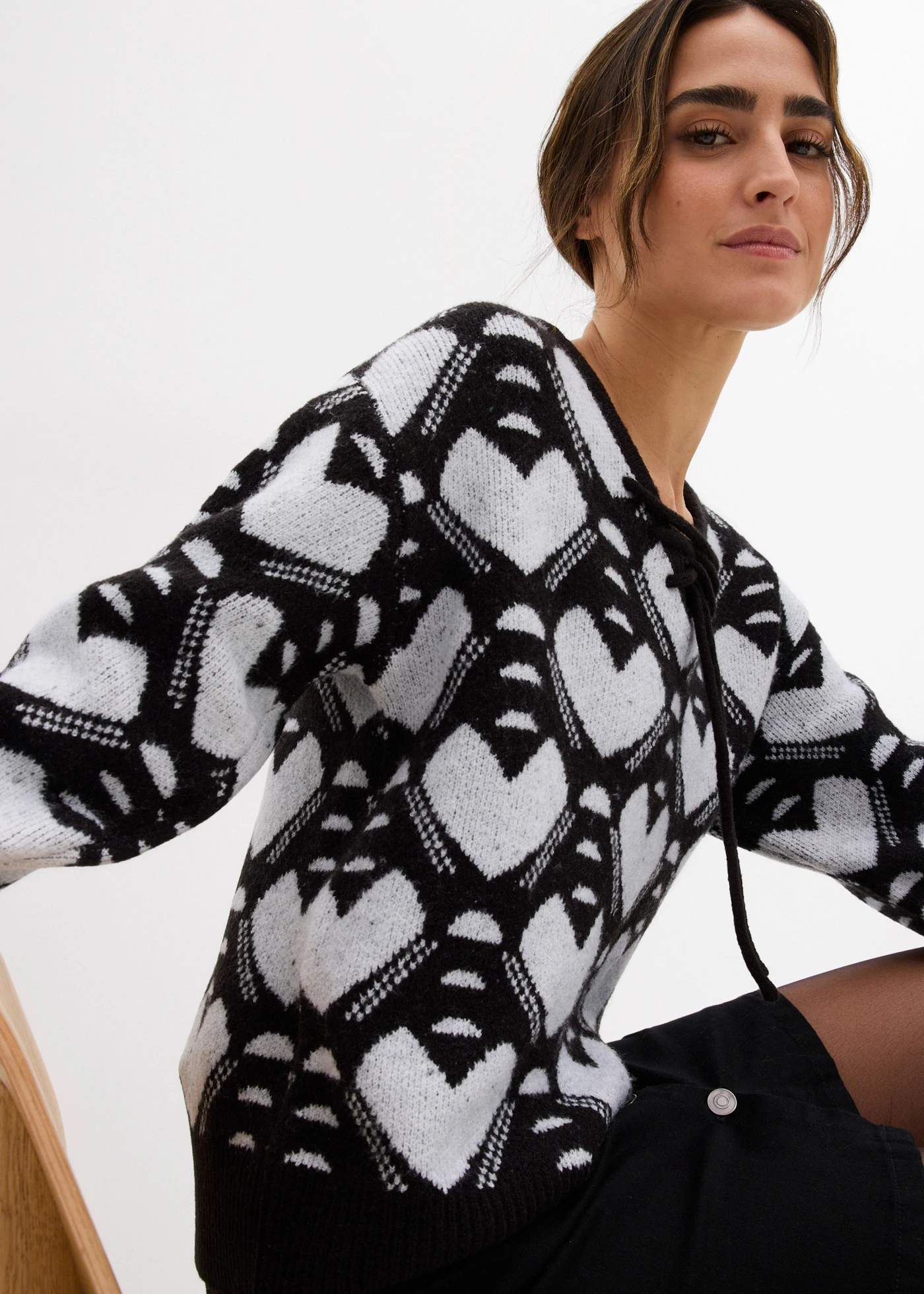 Žakárový svetr z jemné pleteniny • černo-bílá se srdíčky • bonprix obchod