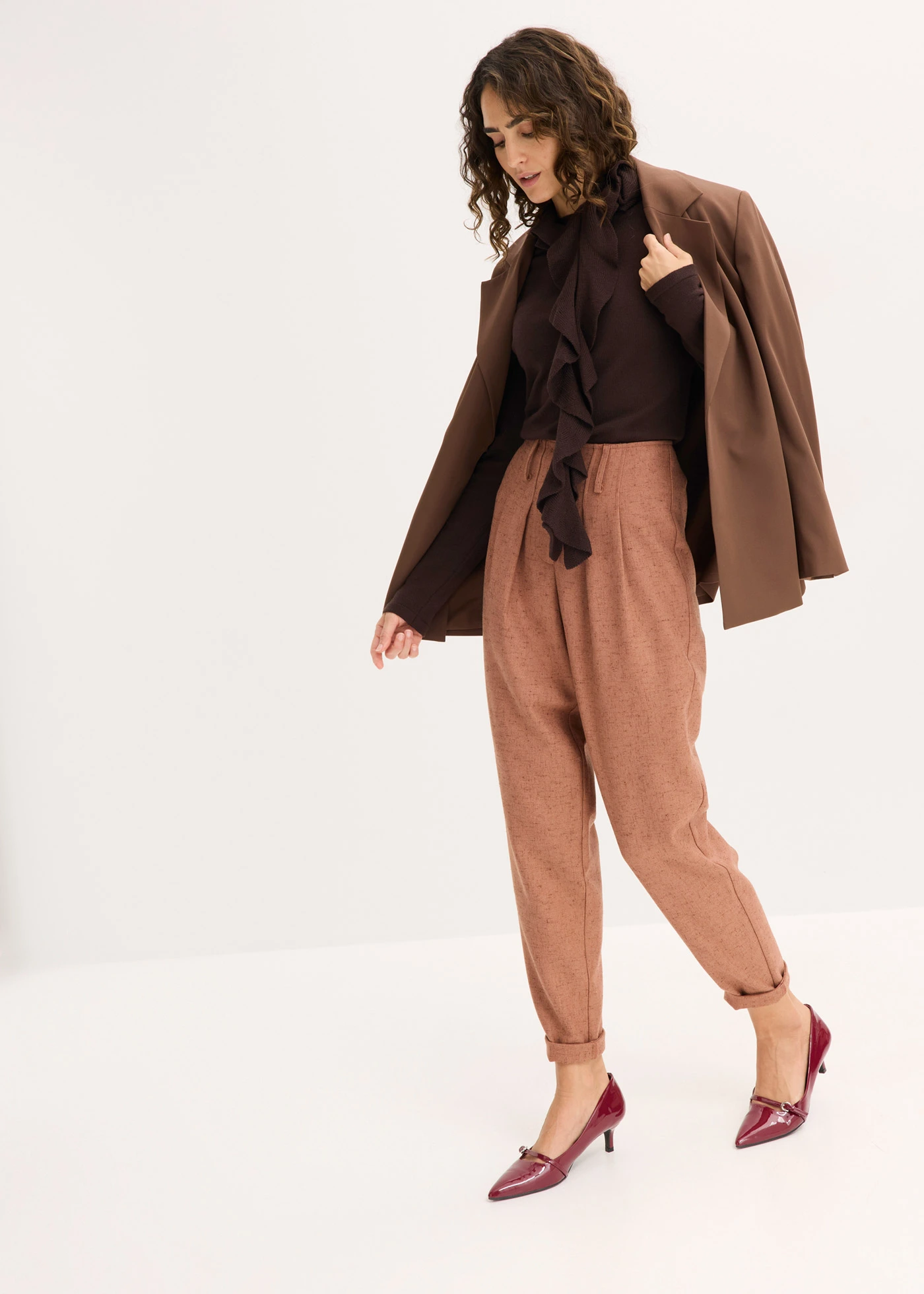 Pull fluide en fine maille de viscose mélangée • marron foncé • Boutique bonprix