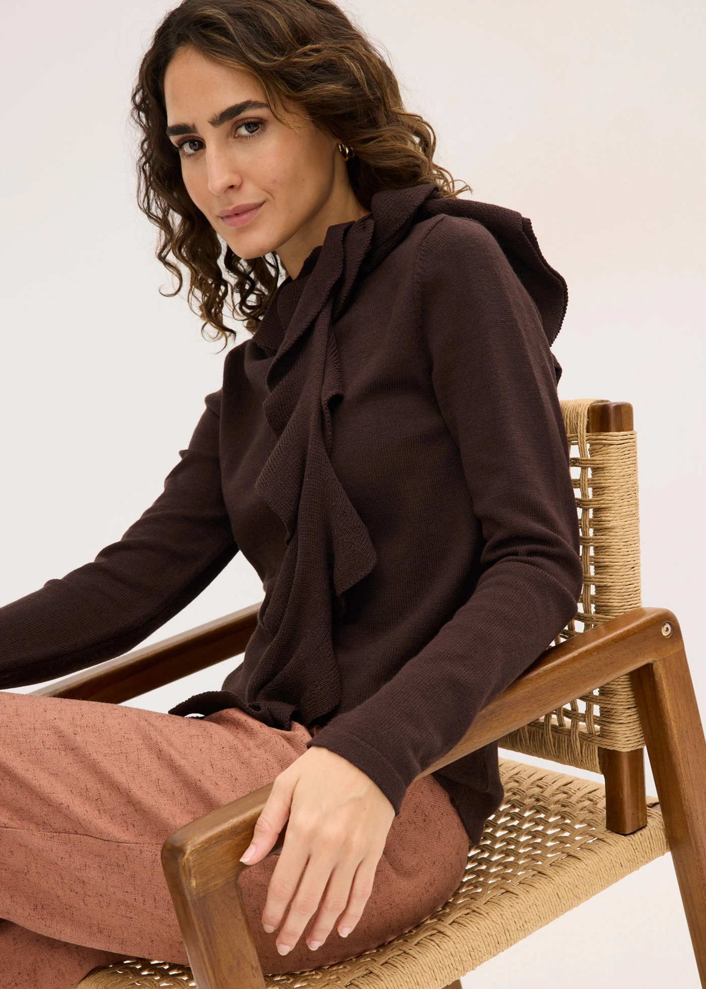 Pull fluide en fine maille de viscose mélangée • marron foncé • Boutique bonprix