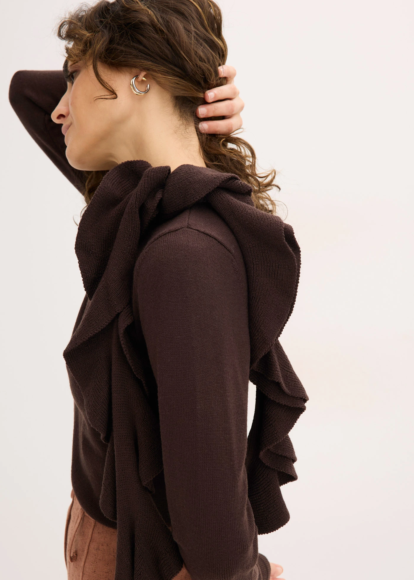 Pull fluide en fine maille de viscose mélangée • marron foncé • Boutique bonprix