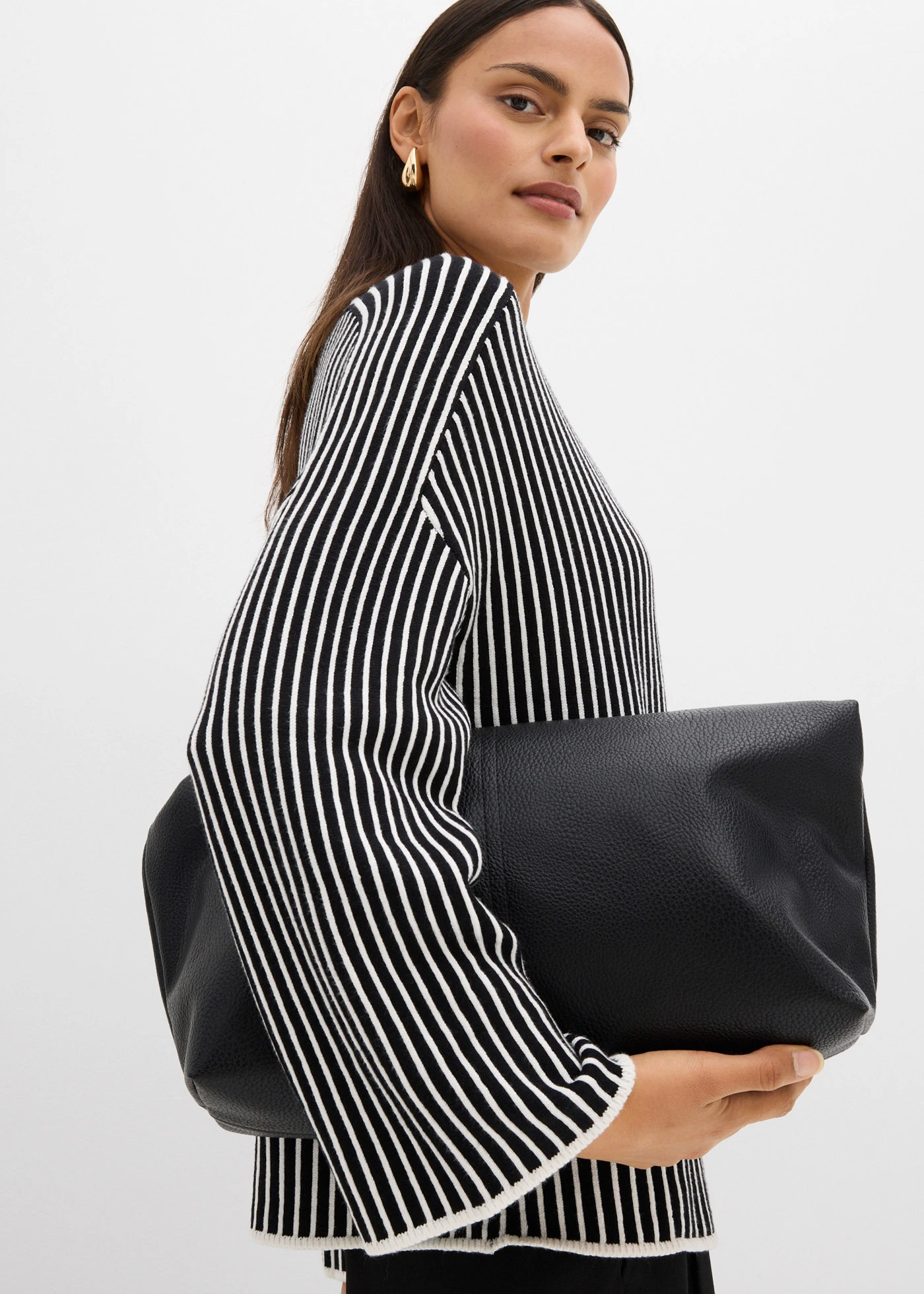 Svetr s krátkým rolákem, z viskózové směsi • černo-přírodní bílá podélně pruhované • bonprix obchod