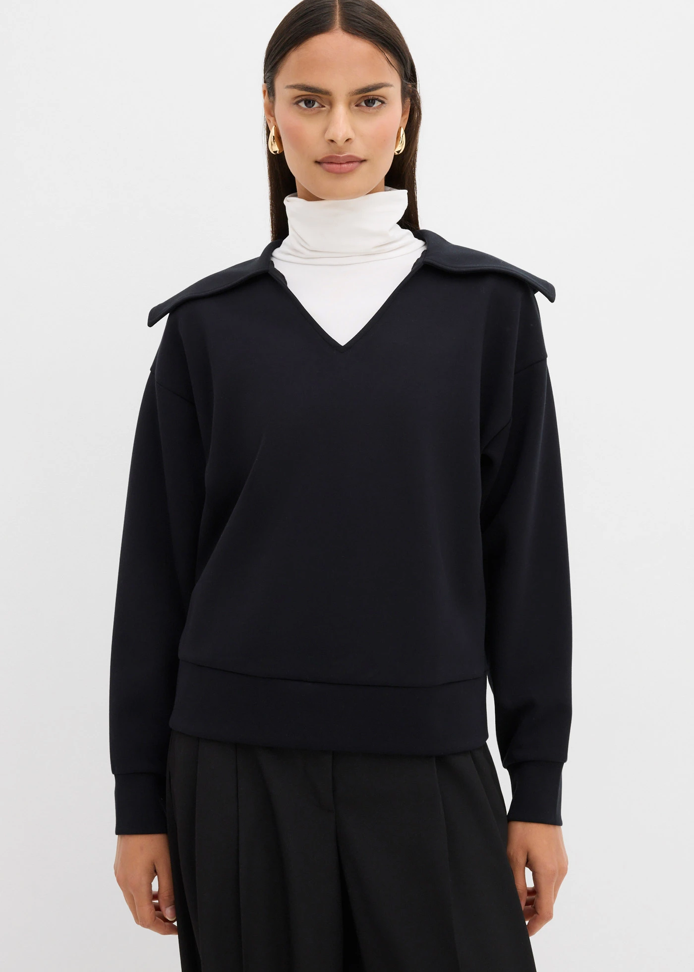 Sweat-shirt à col large • noir • Boutique bonprix