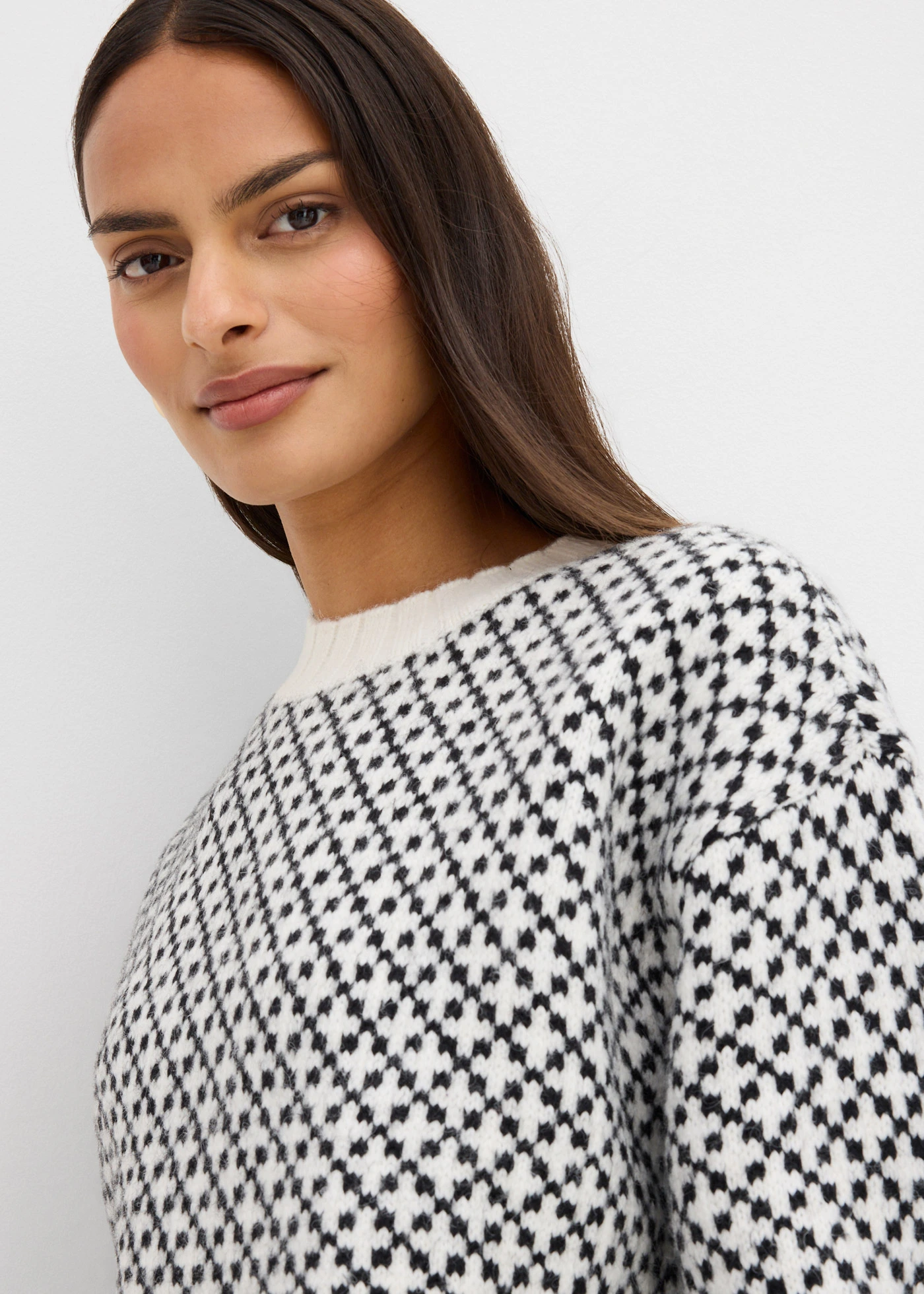 Sweter z grubej dzianiny z domieszką wełny • czarny-biel wełny w graficzny wzór • sklep bonprix