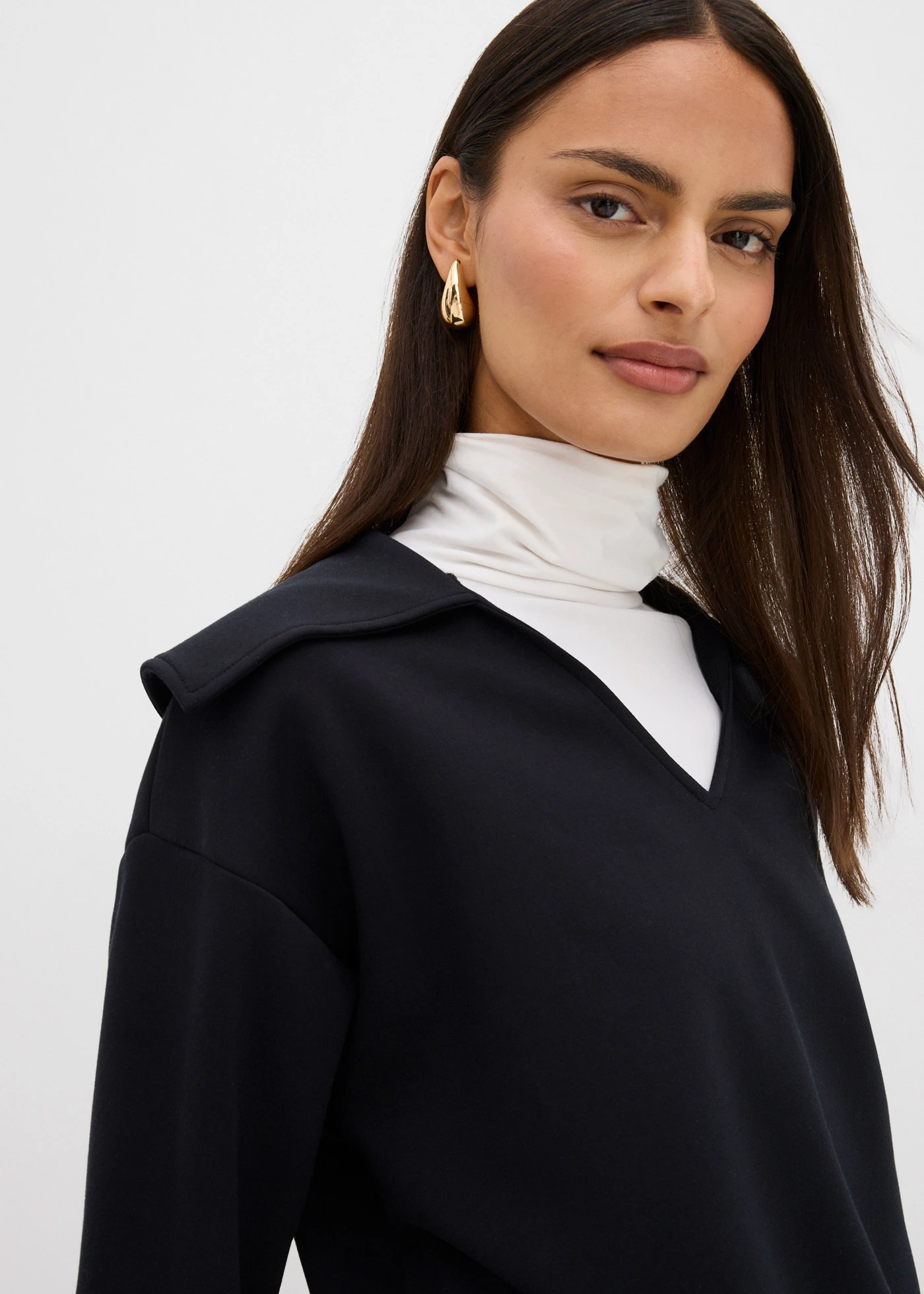 Sweat-shirt à col large • noir • Boutique bonprix