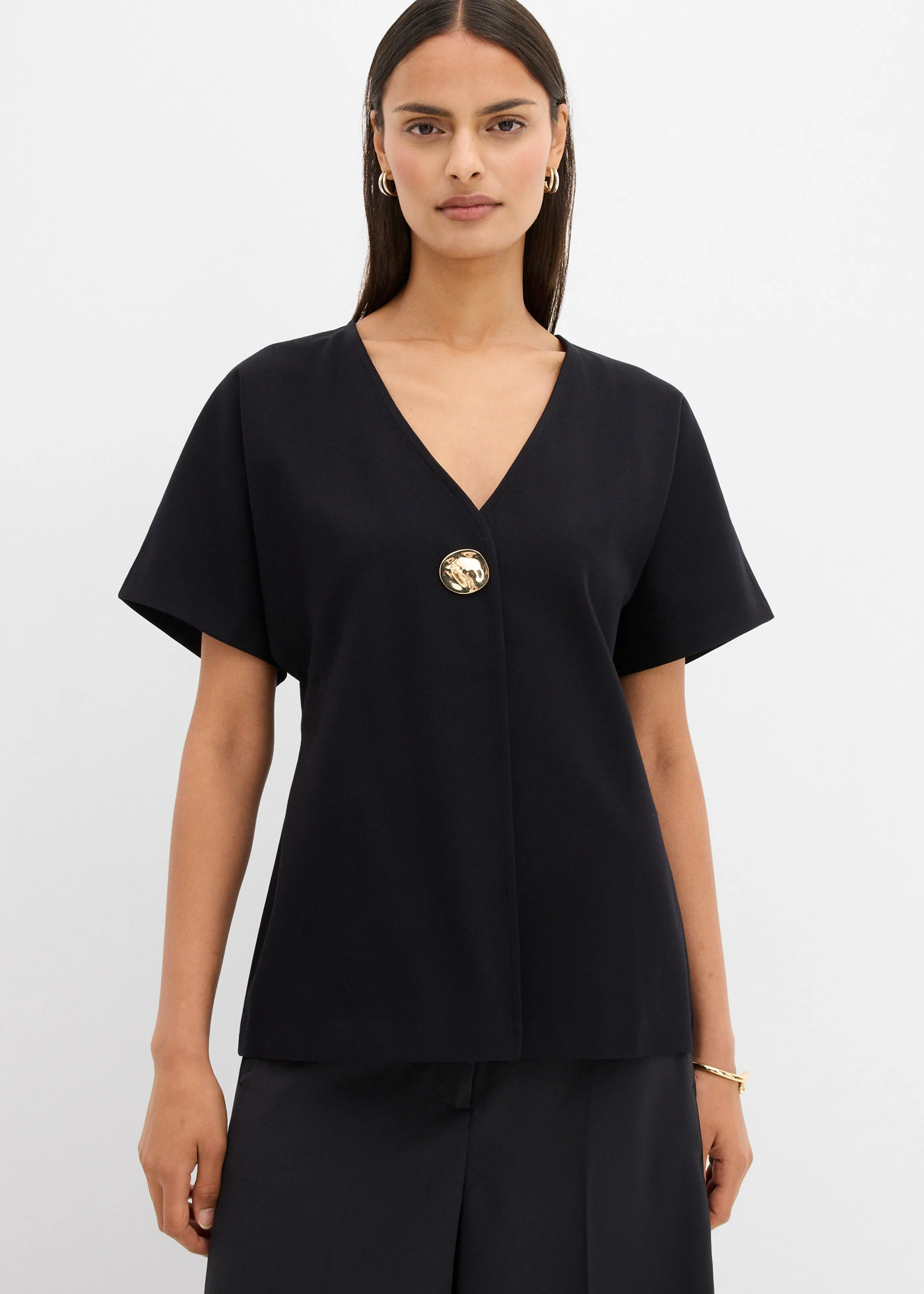 Vestă confortabilă cu nasture ornamental, din material Punto di Roma • negru • magazin bonprix