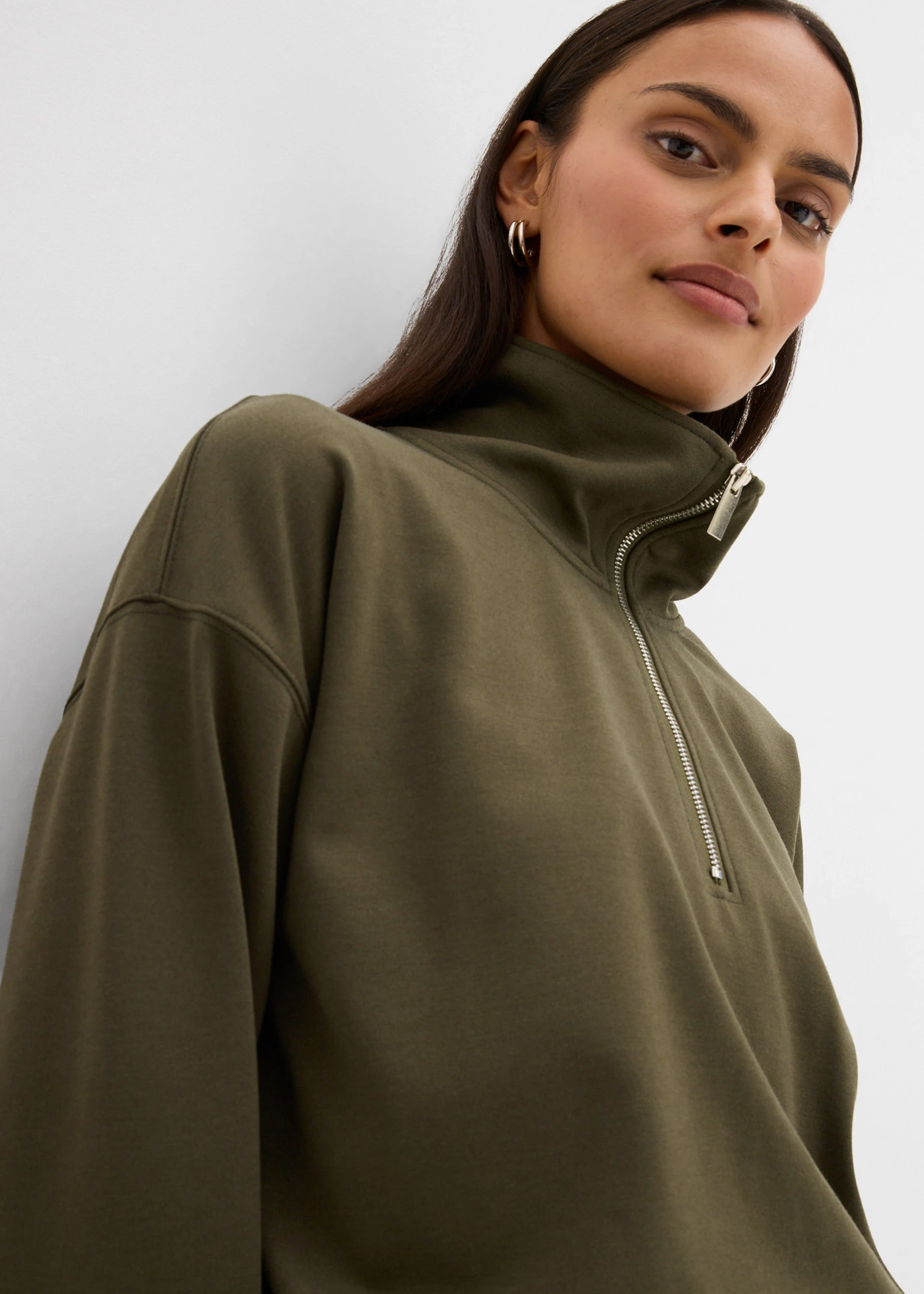 Svetr s límečkem na zip, z viskózové směsi • tmavě olivová • bonprix obchod