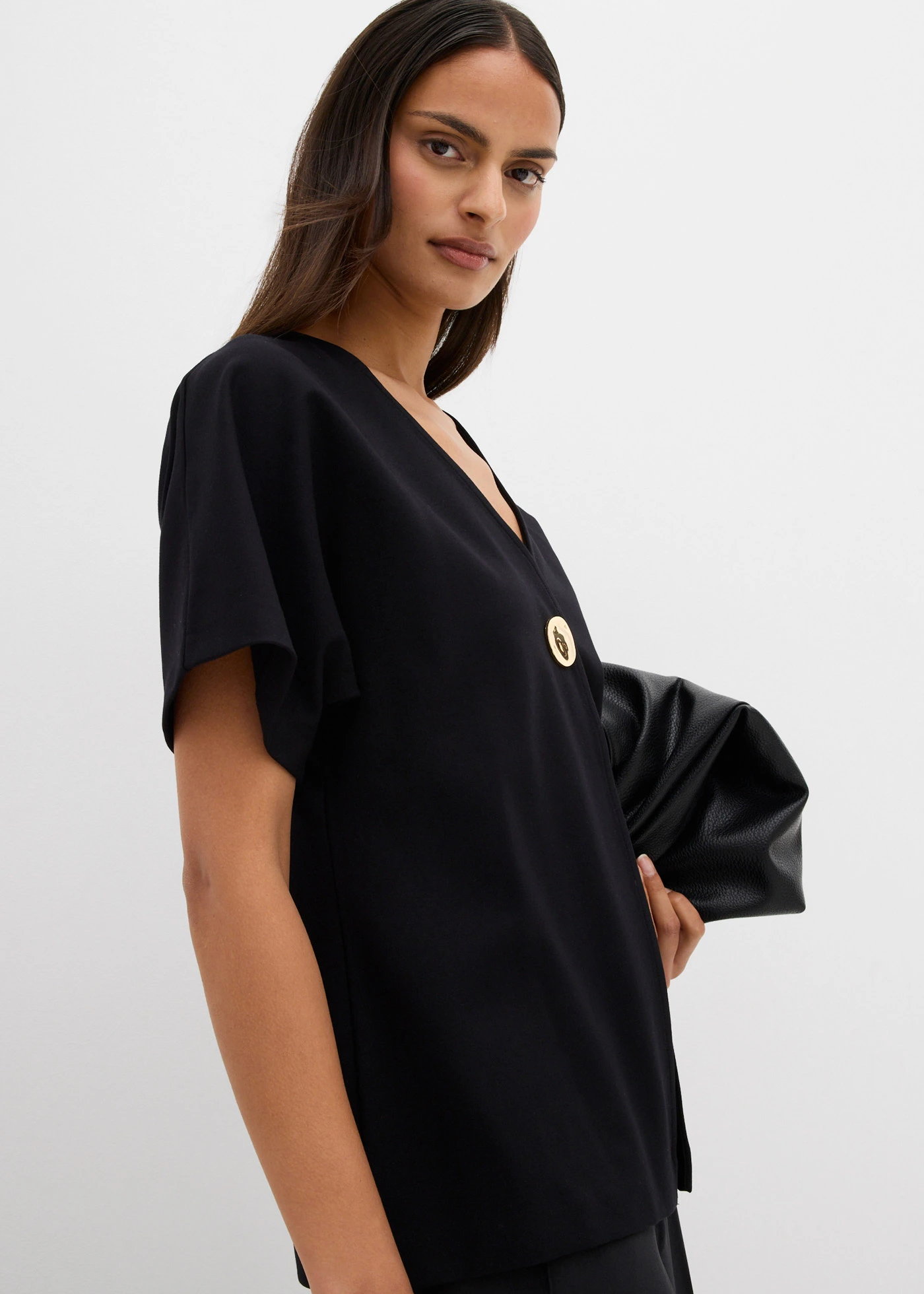 Vestă confortabilă cu nasture ornamental, din material Punto di Roma • negru • magazin bonprix