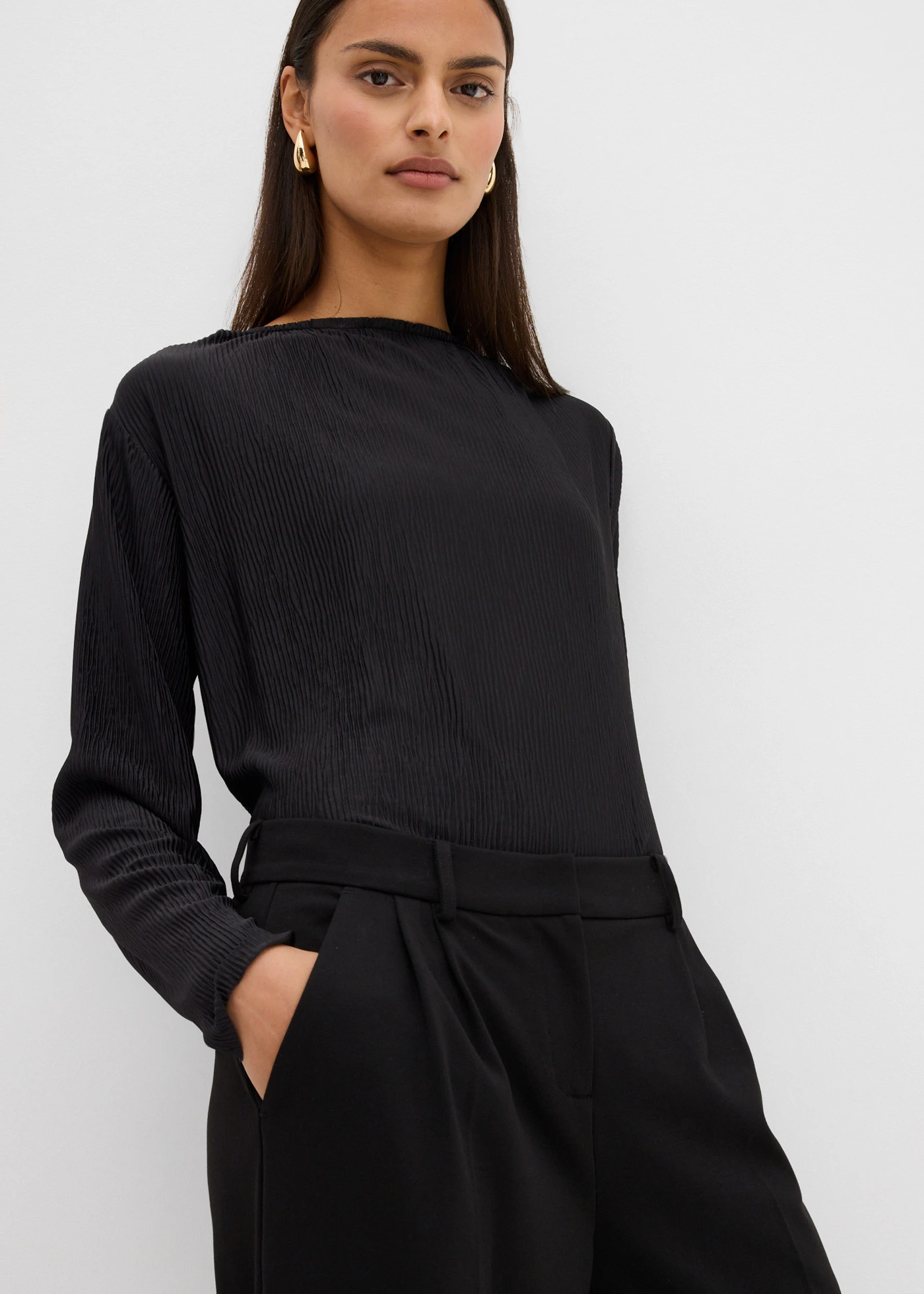 Kalhoty se záhyby v pase, ze směsi s viskózou • černá • bonprix obchod