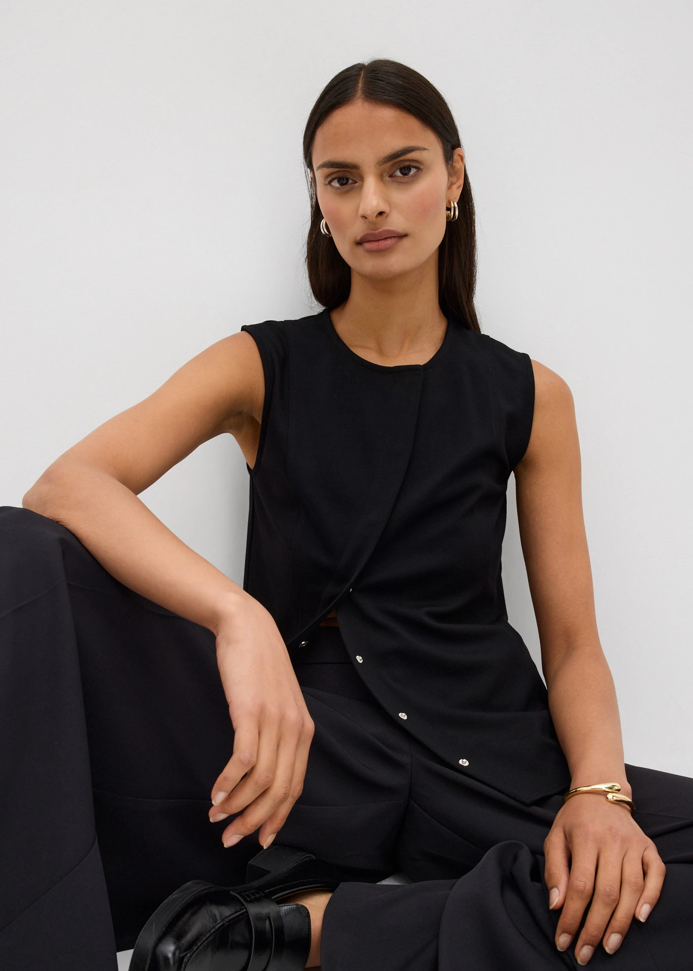 Top asimetric tip vestă din Punto di Roma • negru • magazin bonprix