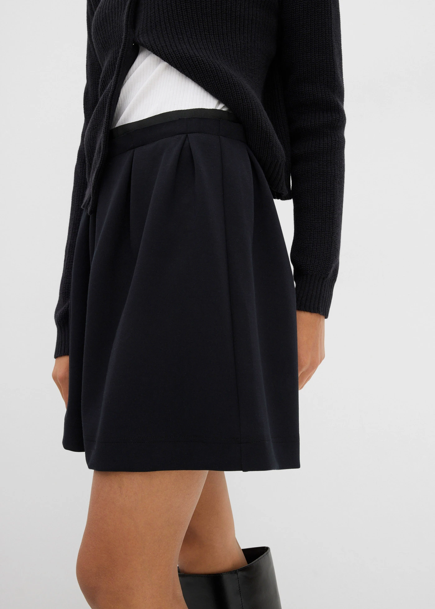 Sukně se záhyby v pase, z mírně lesklé viskózové směsi • černá • bonprix obchod