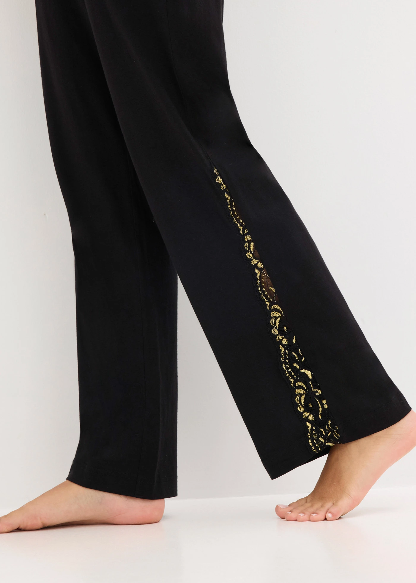 Pyžamo z jemné třpytivé krajky • černá • bonprix obchod