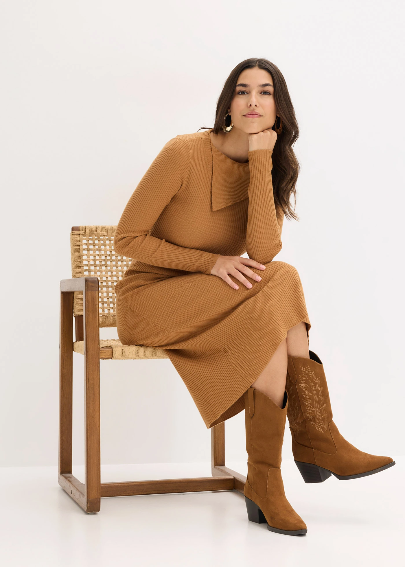 Pletené šaty ze splývavé viskózové směsi • oříšková • bonprix obchod