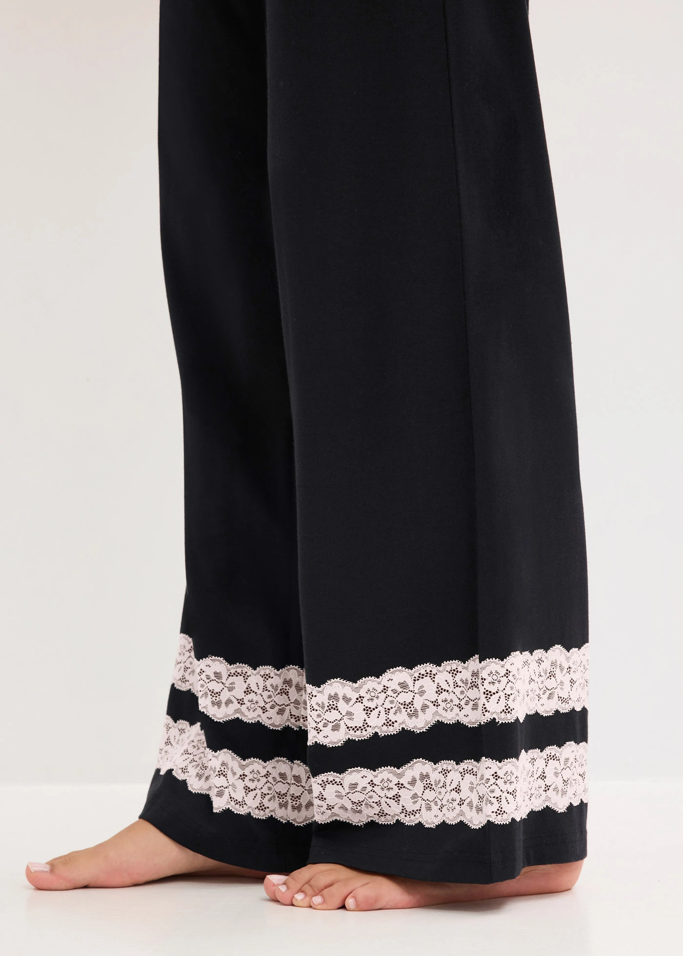 Pyjama en douce viscose mélangée • noir-écru • Boutique bonprix