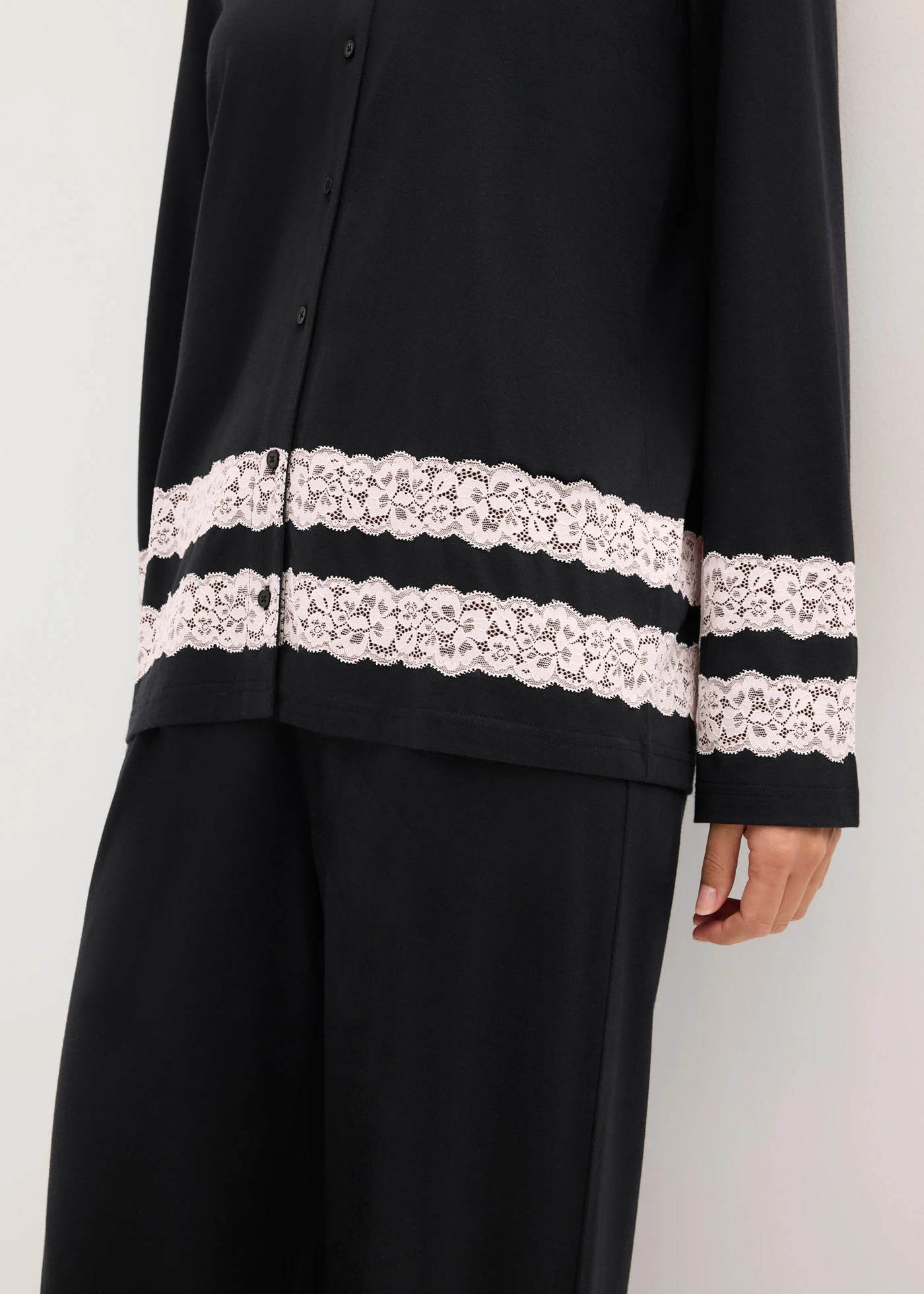 Pyjama en douce viscose mélangée • noir-écru • Boutique bonprix